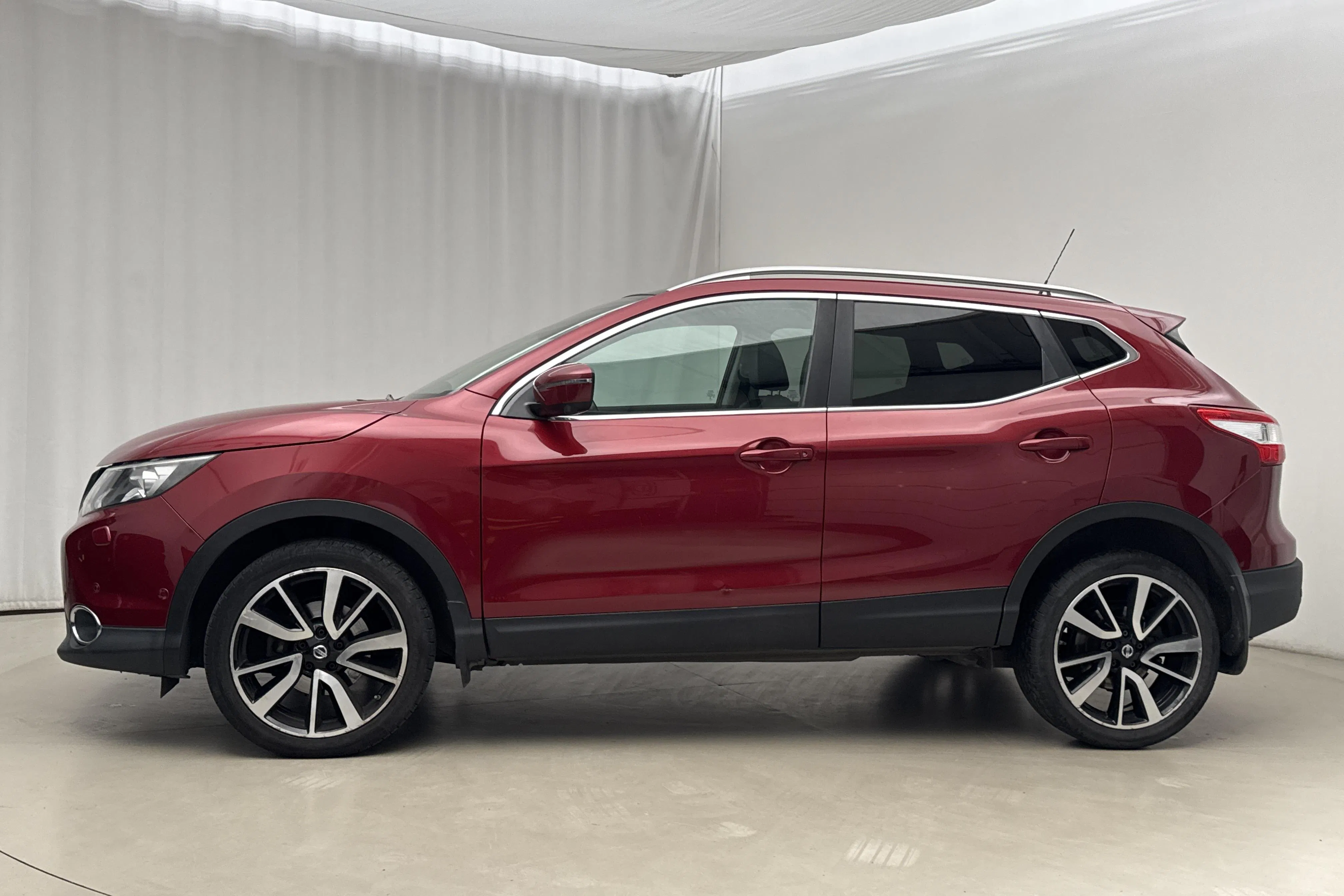 Presentationsfoto 2 av 19: Nissan Qashqai 1.2 (115hk) - 7 368 mil - Automat - röd - 2016