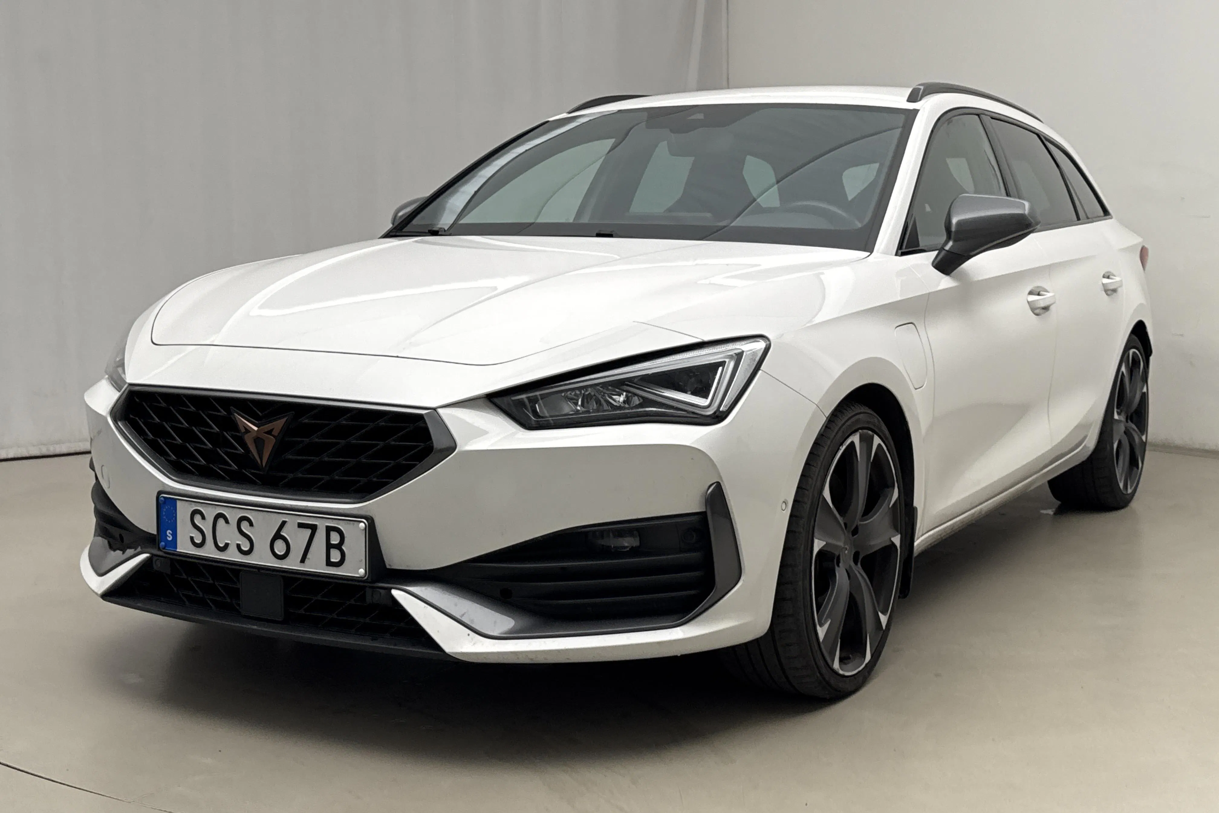 Presentation photo 1 of 21: Cupra Leon VZ 1.4 e-HYBRID Sportstourer (245hk) - 87 310 km - Automatic - white - 2024