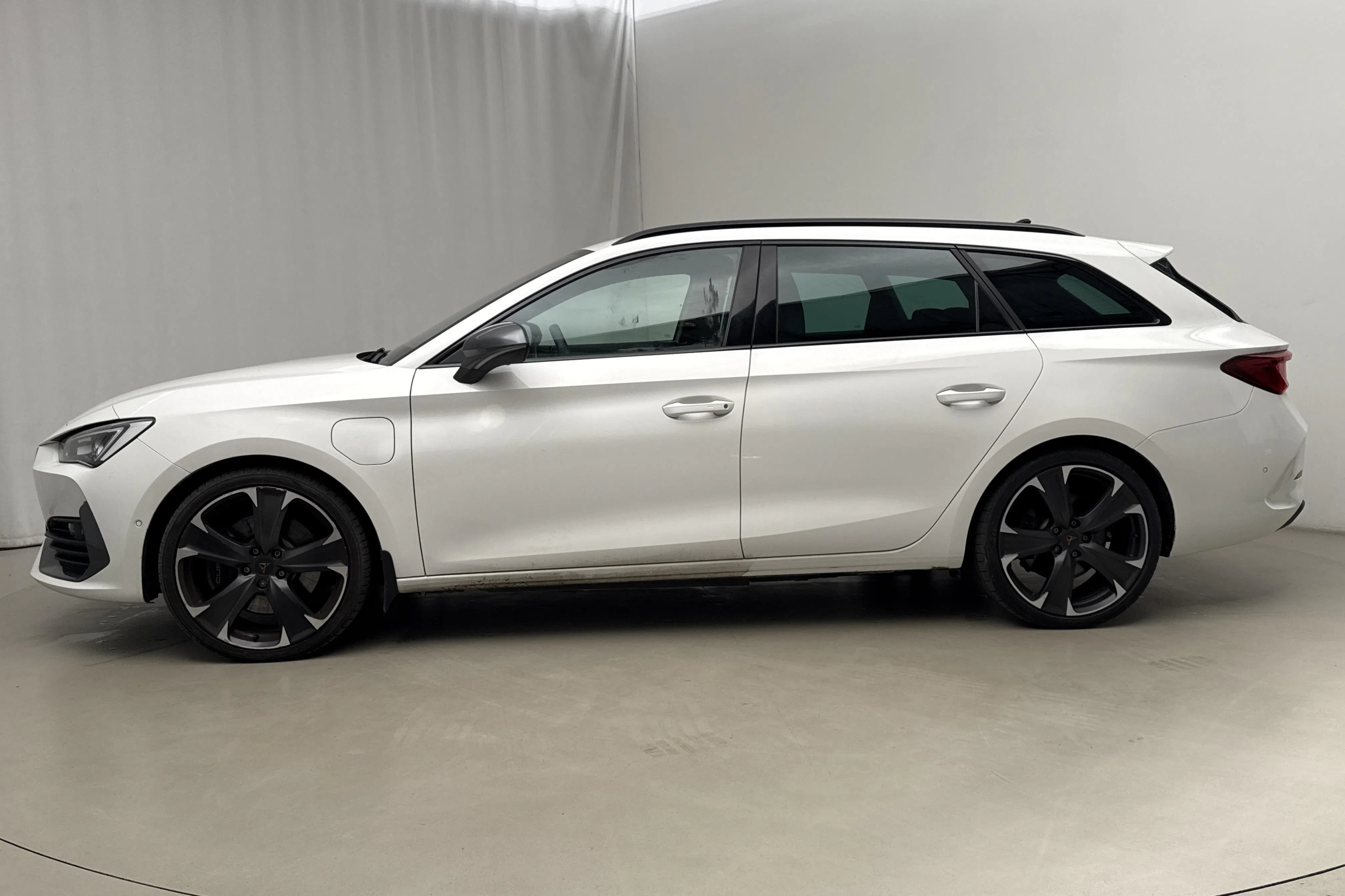 Presentation photo 2 of 21: Cupra Leon VZ 1.4 e-HYBRID Sportstourer (245hk) - 87 310 km - Automatic - white - 2024
