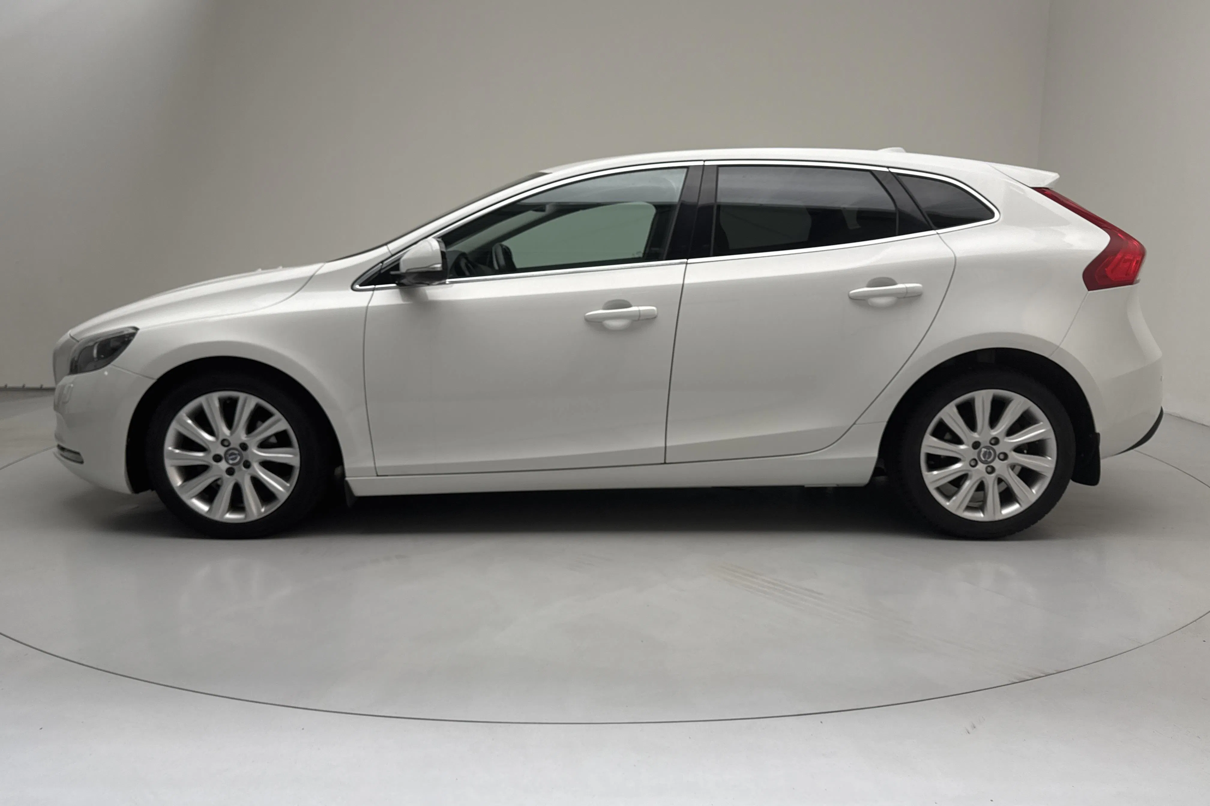 Presentationsfoto 2 av 14: Volvo V40 D2 (115hk) - 16 274 mil - Manuell - vit - 2015
