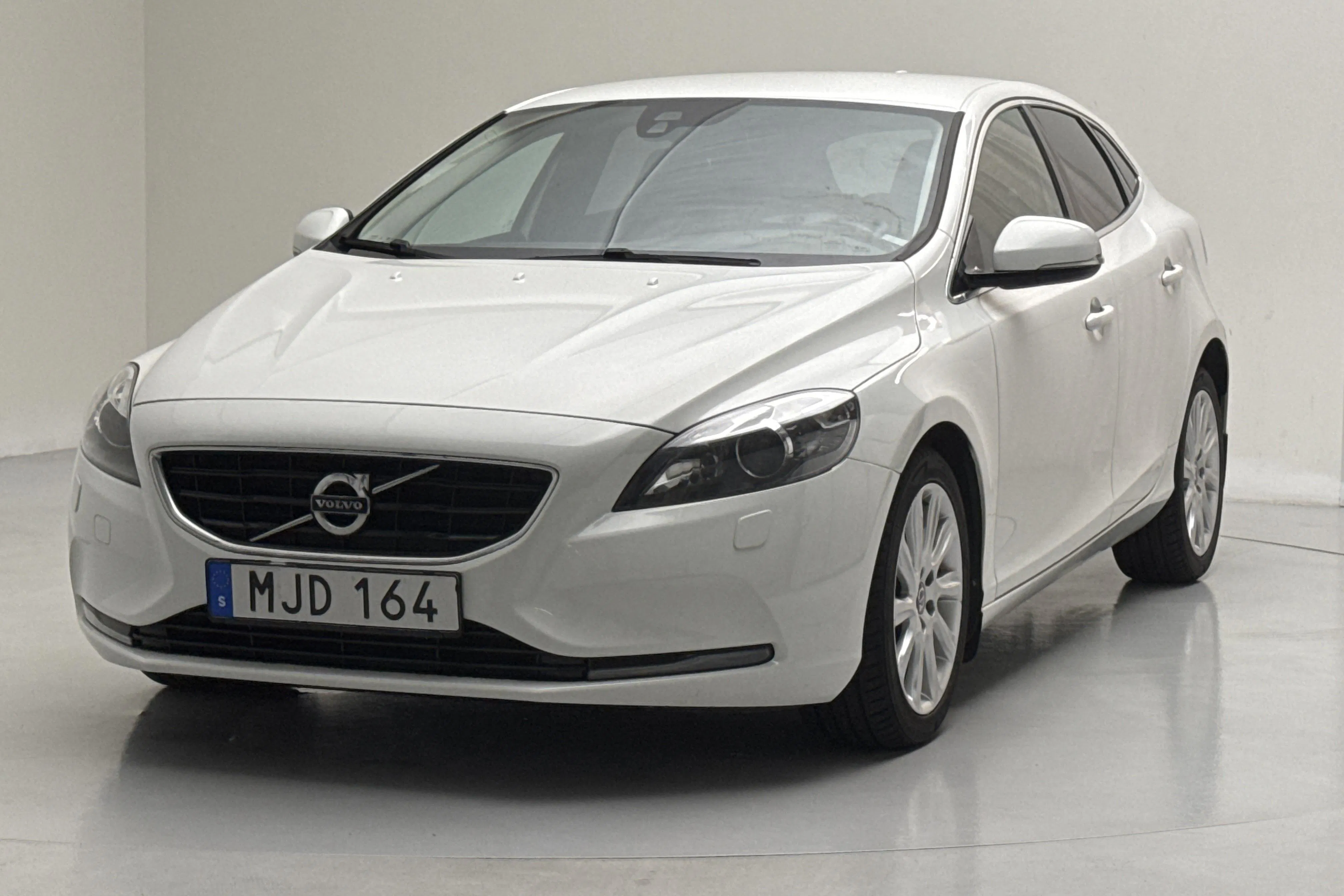 Presentationsfoto 1 av 14: Volvo V40 D2 (115hk) - 16 274 mil - Manuell - vit - 2015