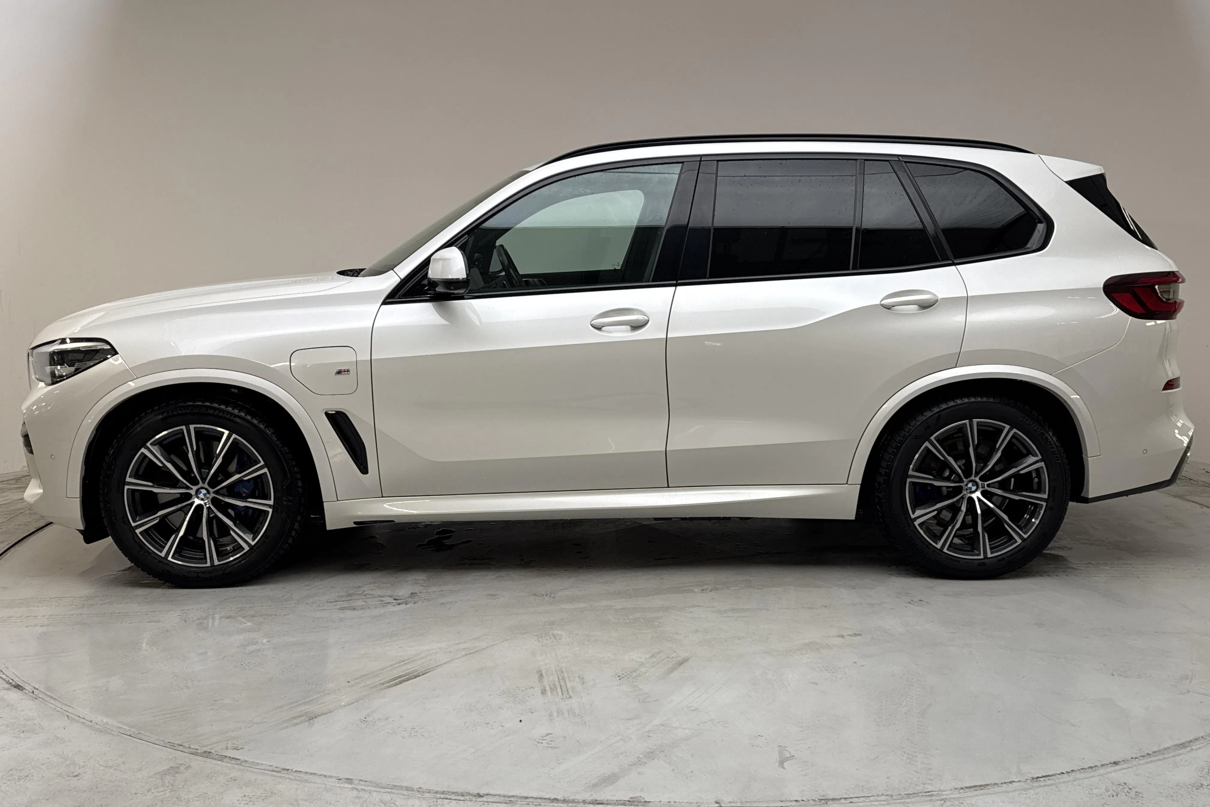 Presentationsfoto 2 av 17: BMW X5 xDrive45e, G05 (394hk) - 5 750 mil - Automat - vit - 2020