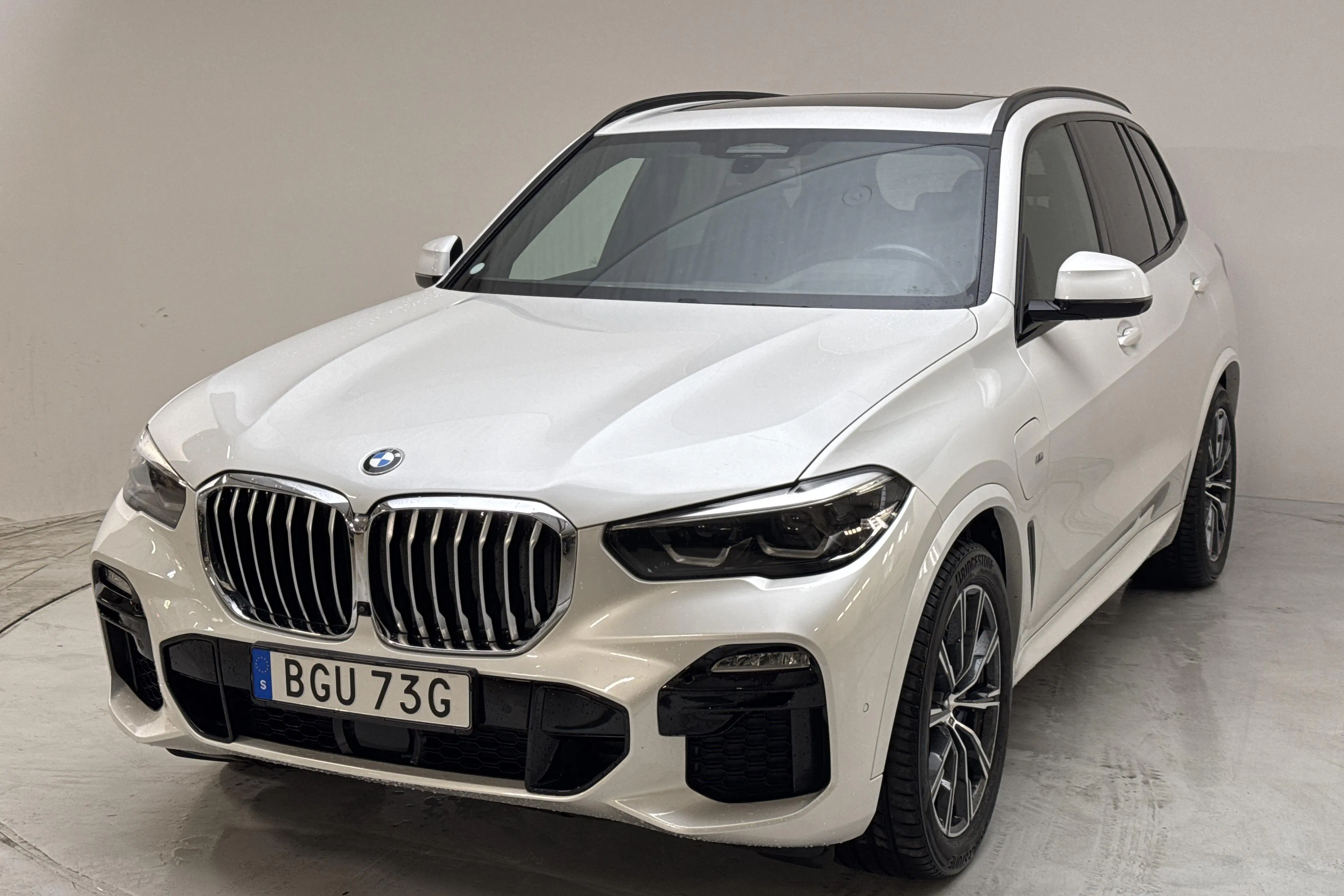 Presentationsfoto 1 av 17: BMW X5 xDrive45e, G05 (394hk) - 5 750 mil - Automat - vit - 2020