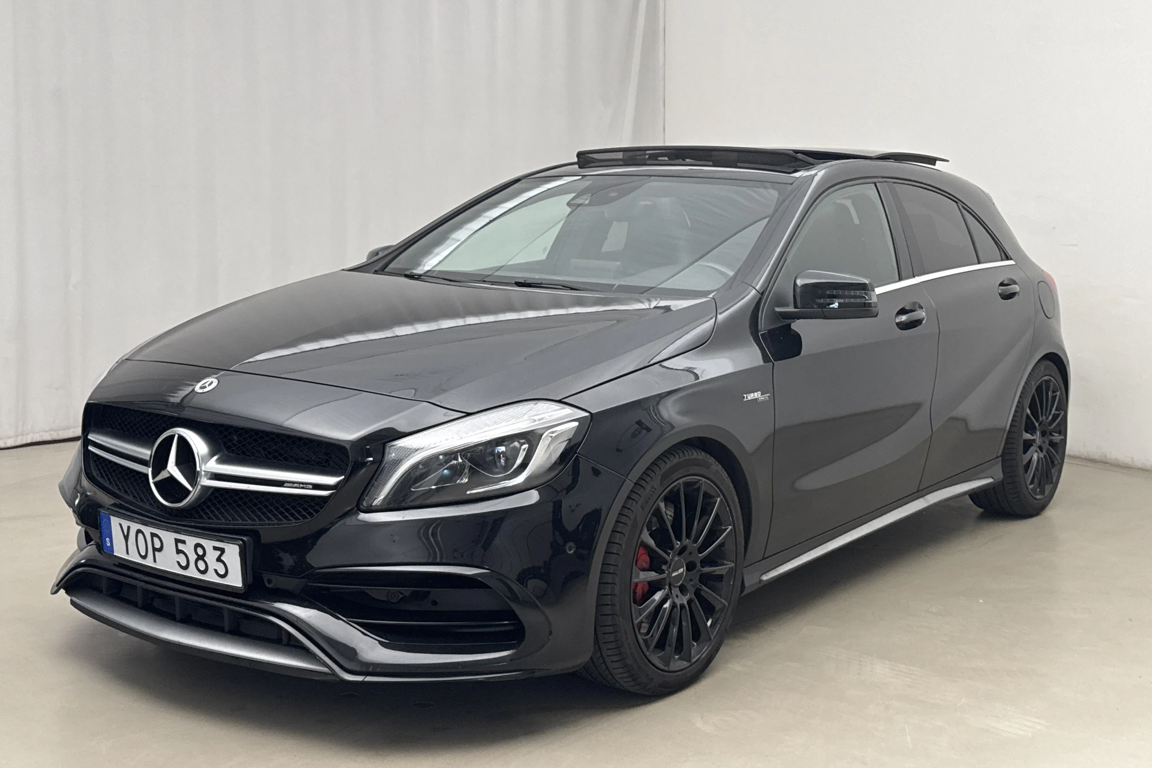 Presentationsfoto 1 av 24: Mercedes A 45 AMG 4MATIC W176 (381hk) - 8 459 mil - Automat - svart - 2018