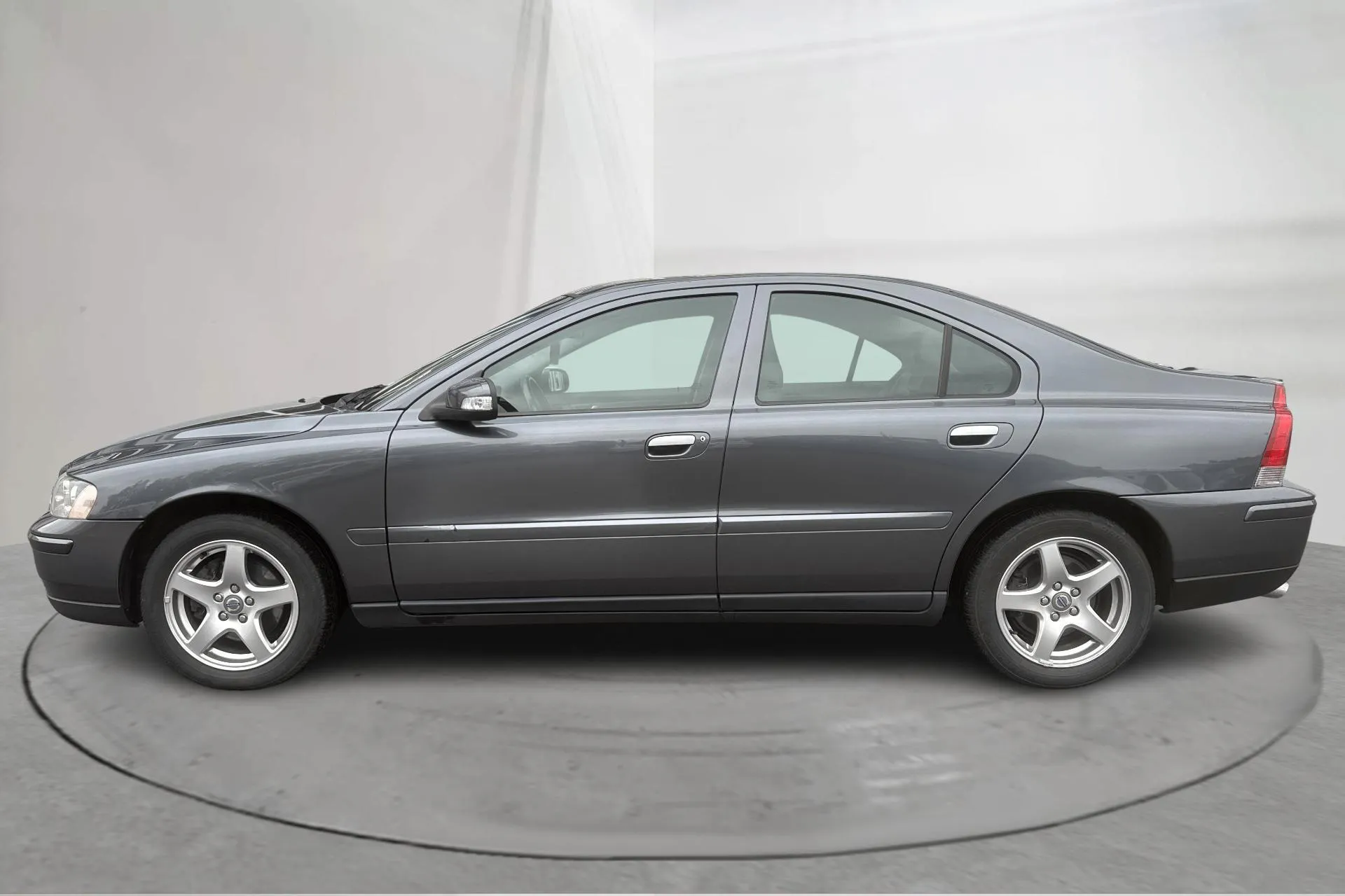 Presentationsfoto 2 av 15: Volvo S60 2.4 (140hk) - 17 427 mil - Manuell - grå - 2008