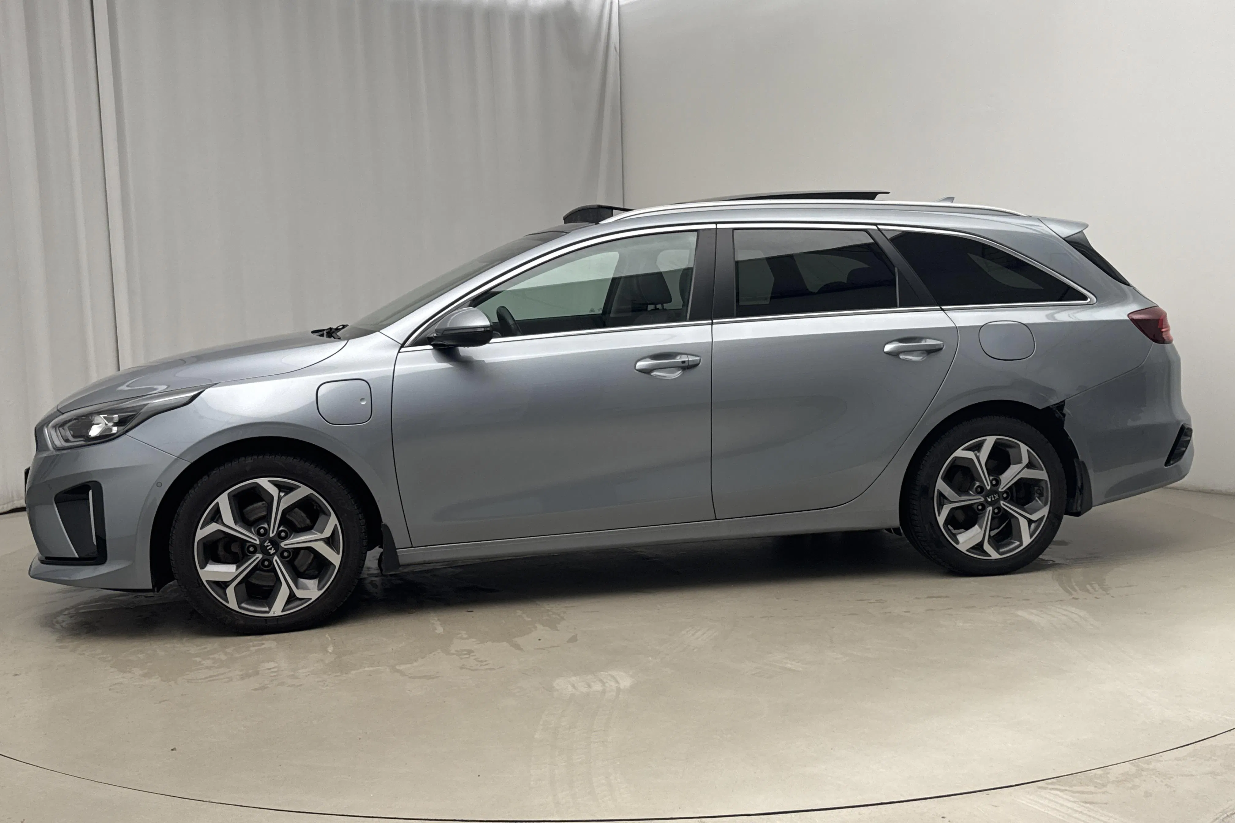 Presentation photo 2 of 23: KIA Ceed 1.6 Plug-in Hybrid SW (141hk) - 68 450 km - Automatic - gray - 2021