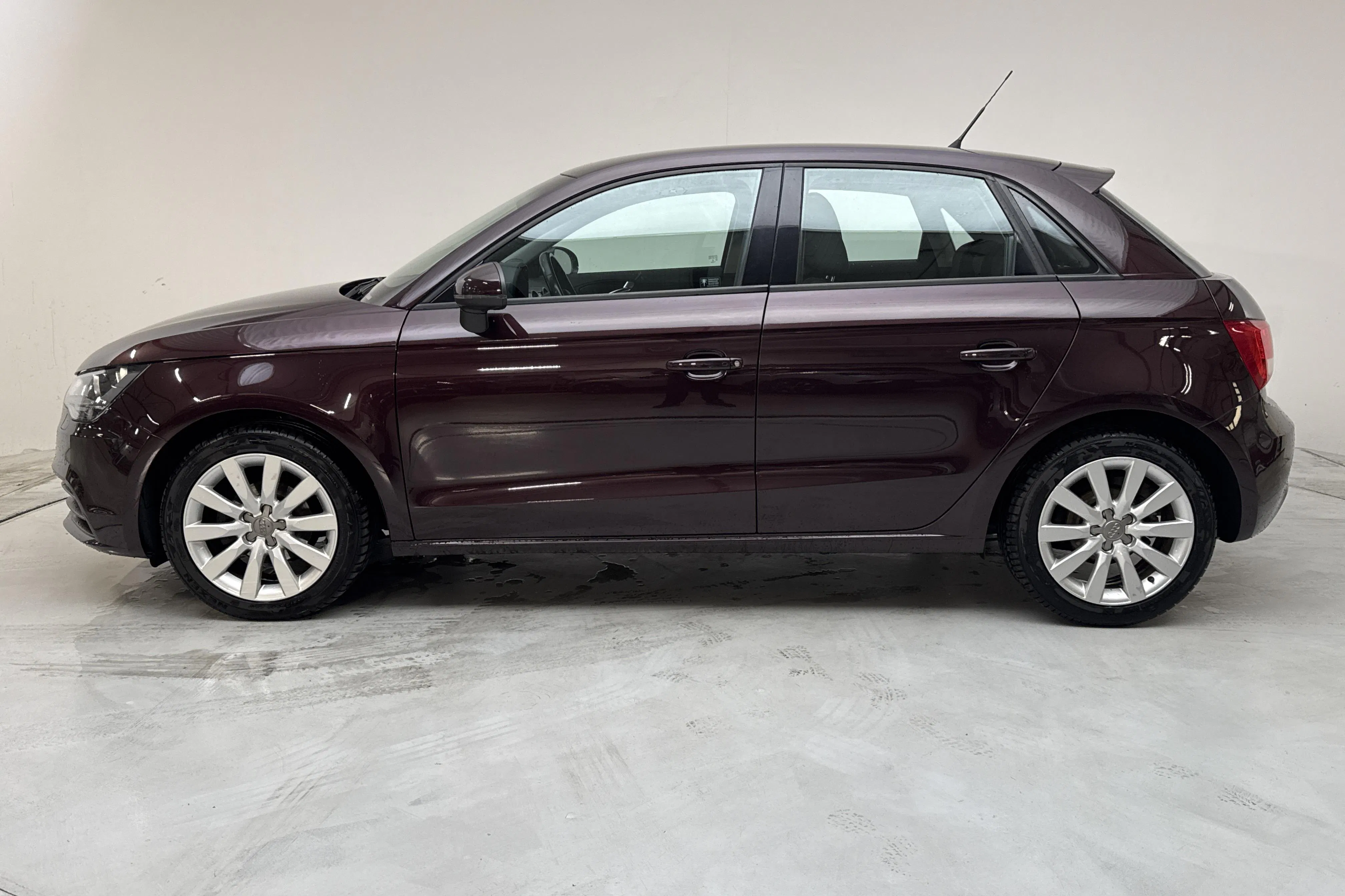 Presentationsfoto 2 av 12: Audi A1 1.6 TDI Sportback (90hk) - 9 581 mil - Automat - 2012