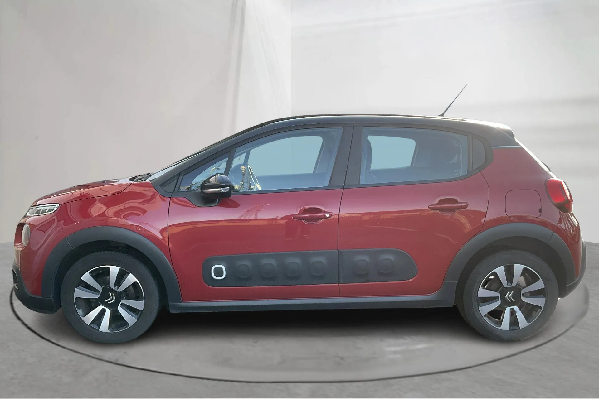Presentation photo 2 of 13: Citroën C3 PureTech (82hk) - 65 230 km - Manual - red - 2017