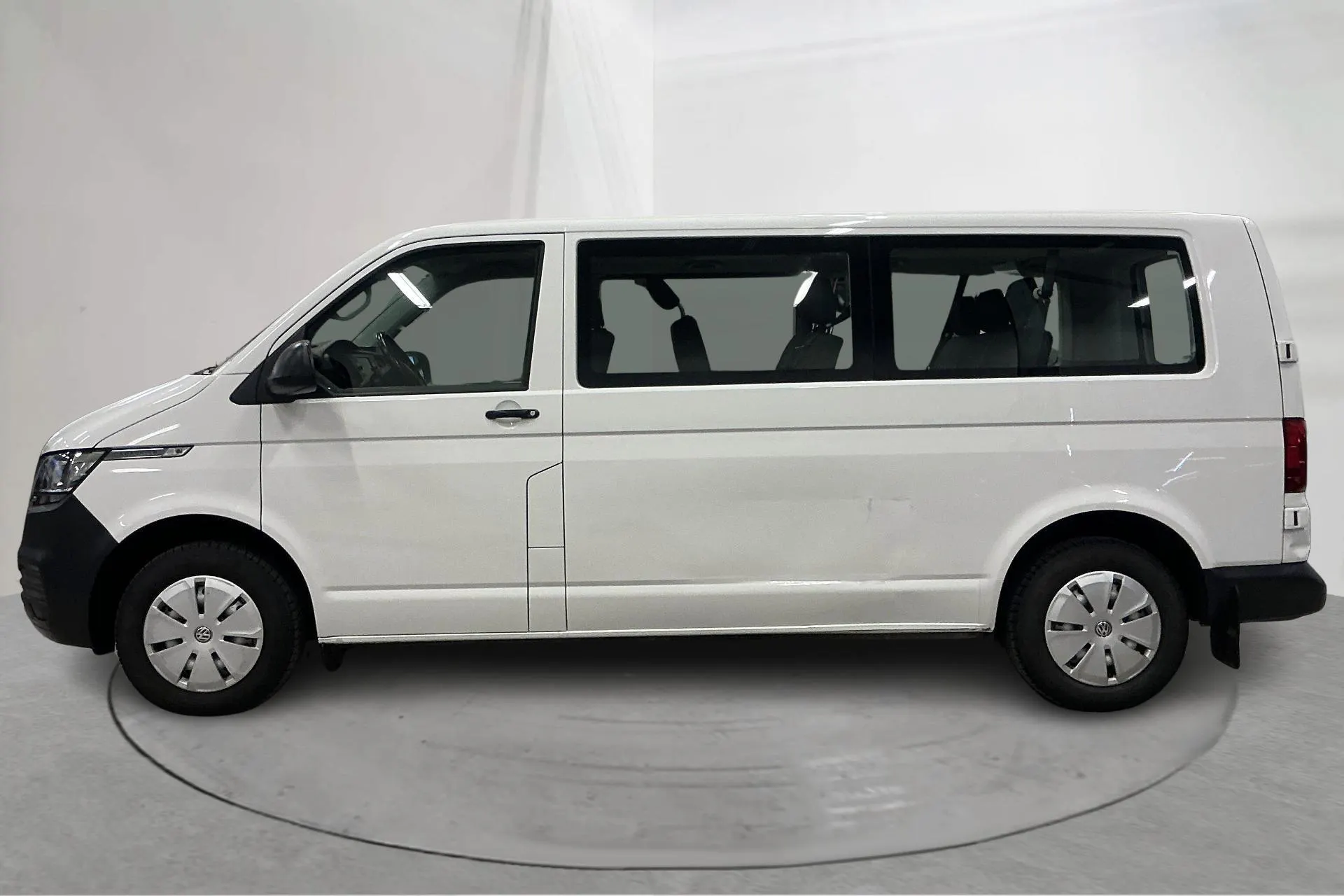 Presentation photo 2 of 16: VW Caravelle T6.1 TDI (150hk) - 110 930 km - Automatic - white - 2023