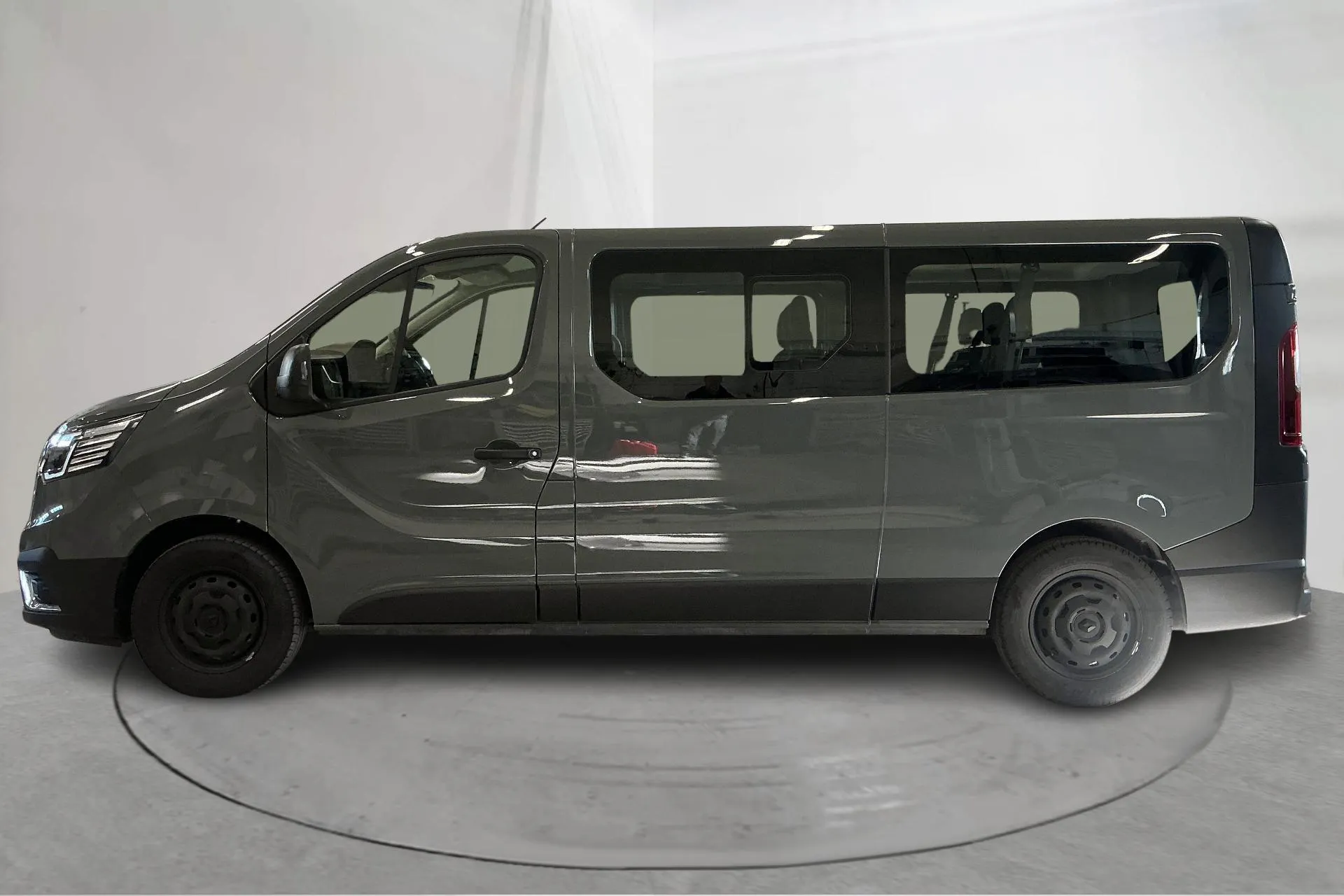 Presentationsfoto 2 av 13: Renault Trafic 2.0 dCi Skåp (150hk) - 6 013 mil - Manuell - grå - 2024