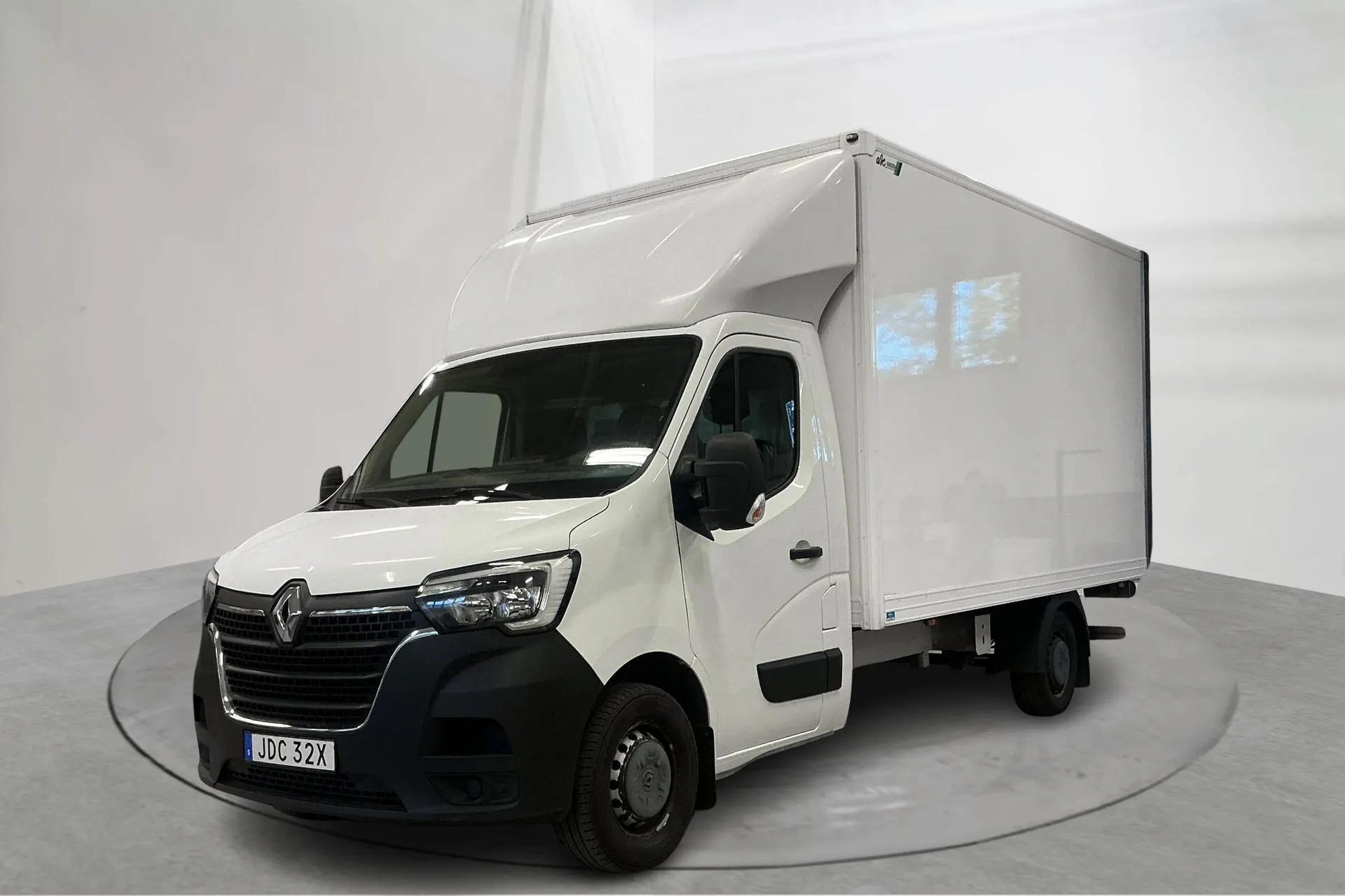 Presentation photo 1 of 12: Renault Master 2.3 dCi Volymskåp FWD (145hk) - 131 490 km - Manual - white - 2023