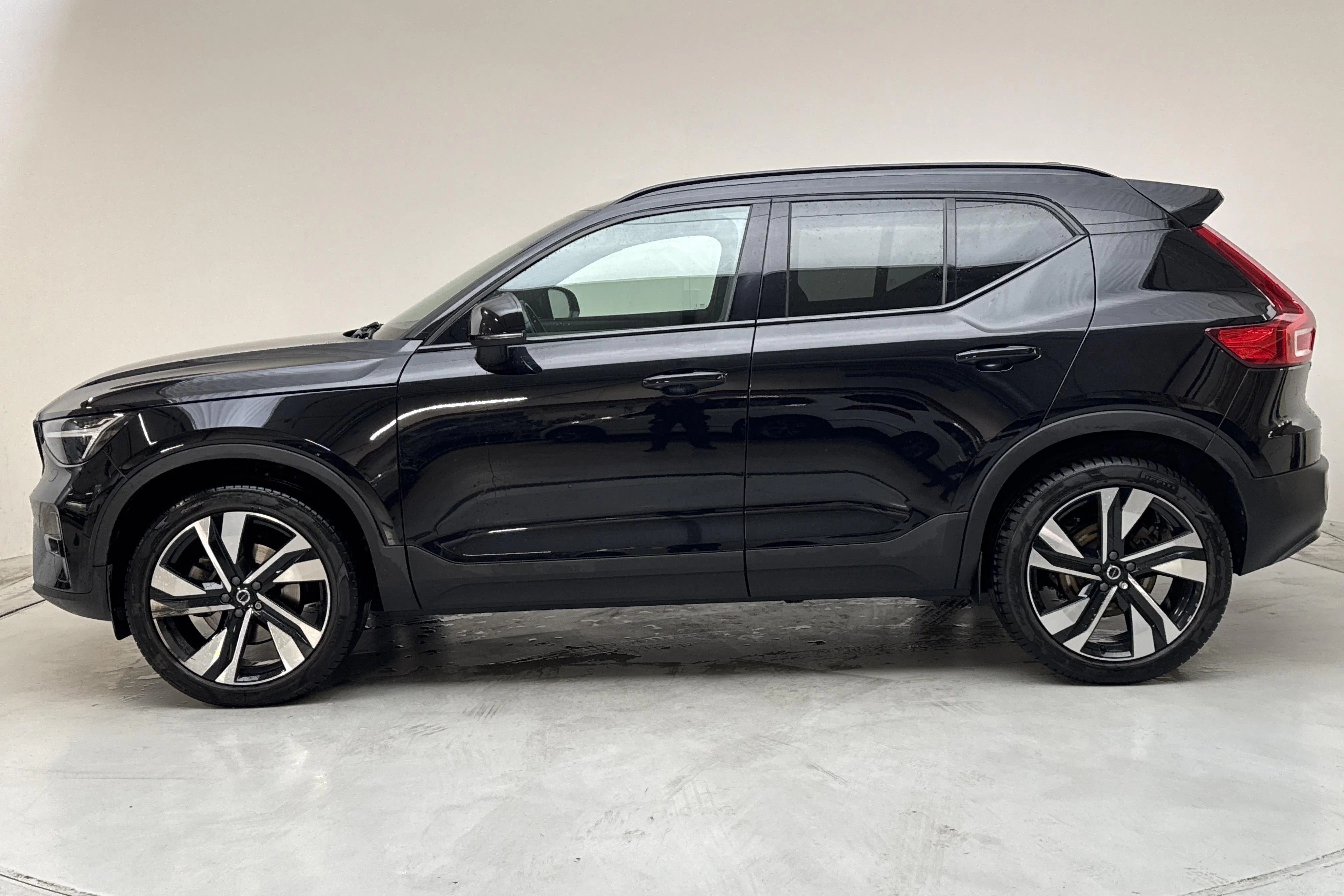 Presentation photo 2 of 15: Volvo XC40 B3 2WD (163hk) - 49 220 km - Automatic - black - 2024