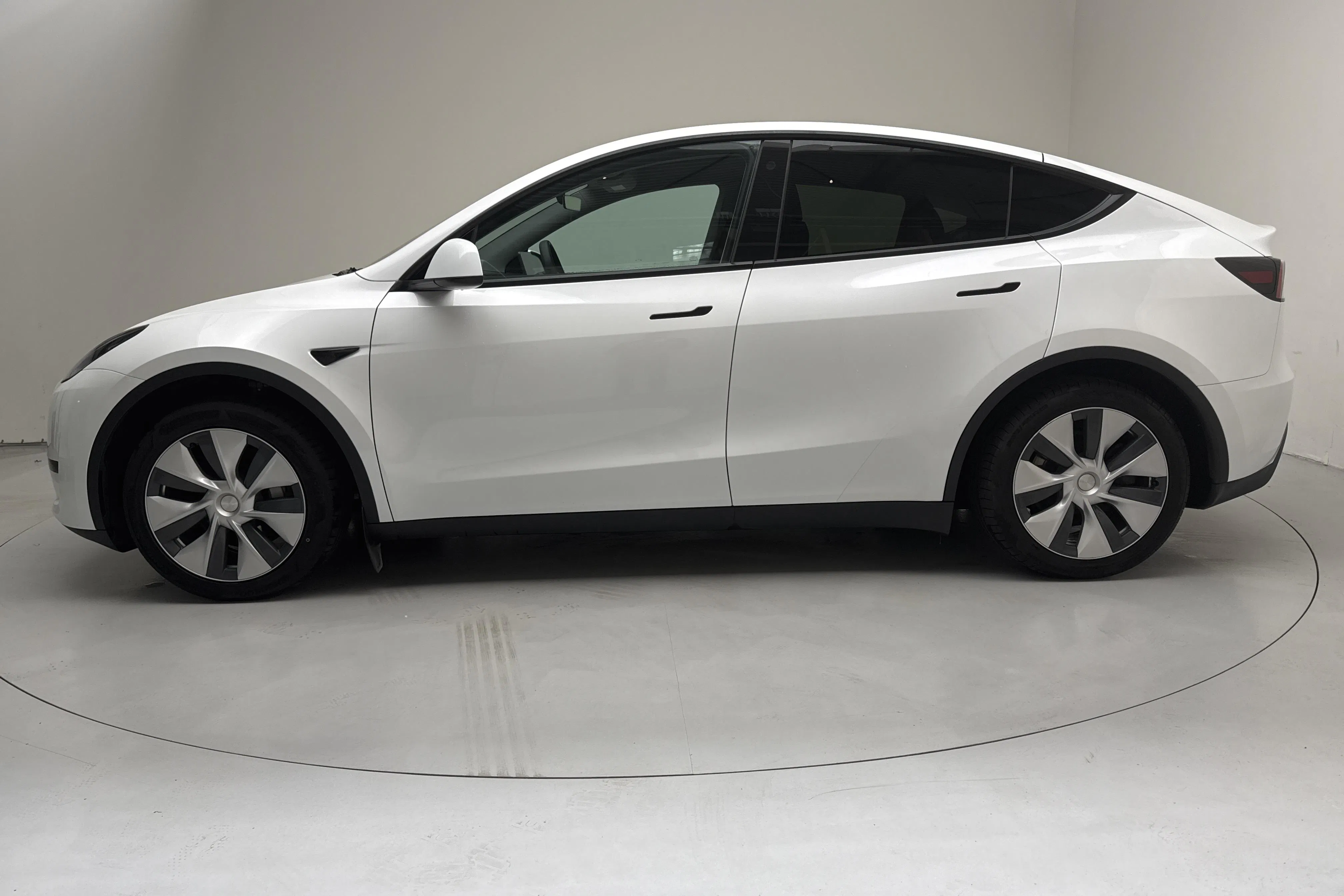 Presentationsfoto 2 av 18: Tesla Model Y RWD - 11 318 mil - Automat - vit - 2023