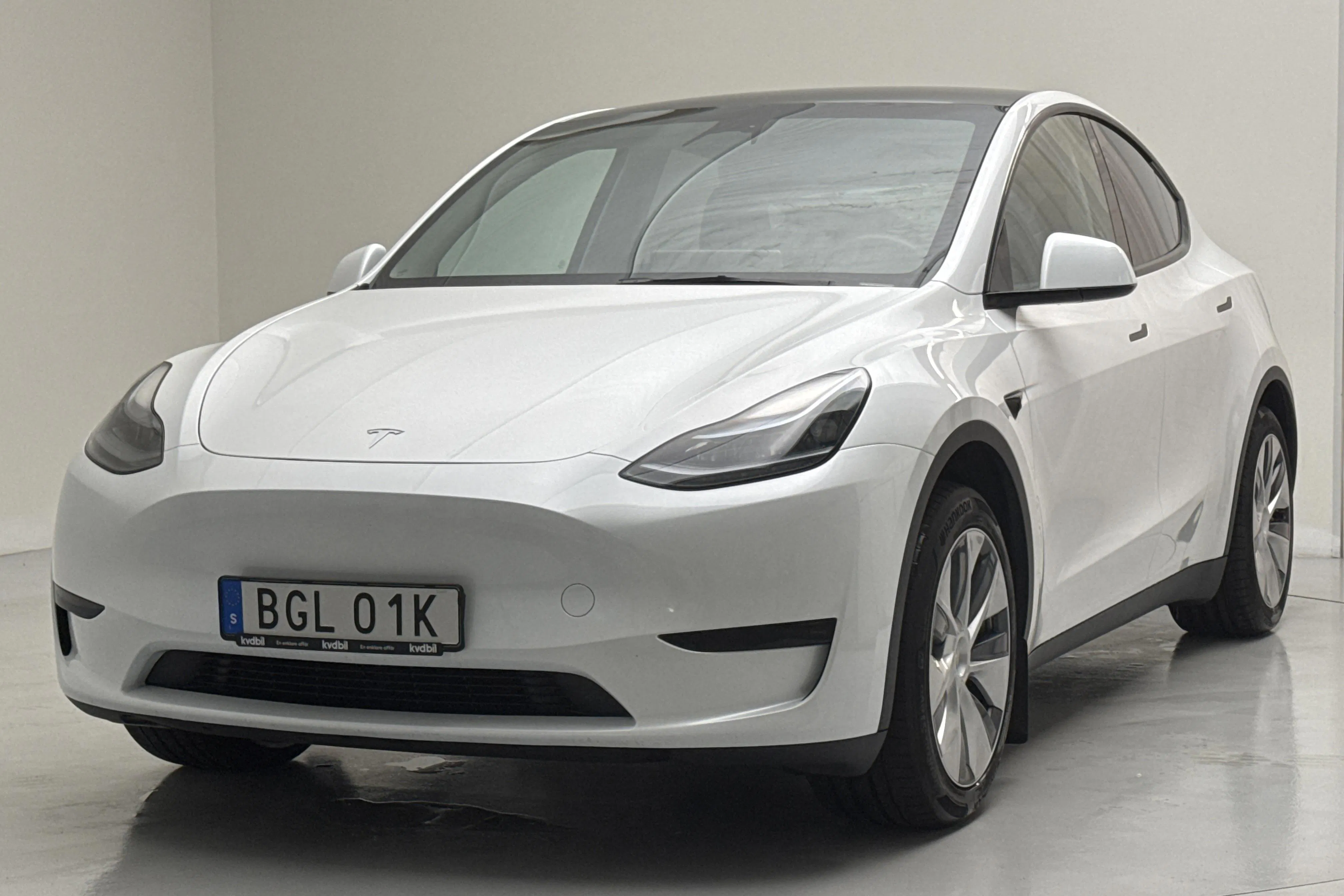 Presentationsfoto 1 av 18: Tesla Model Y RWD - 11 318 mil - Automat - vit - 2023