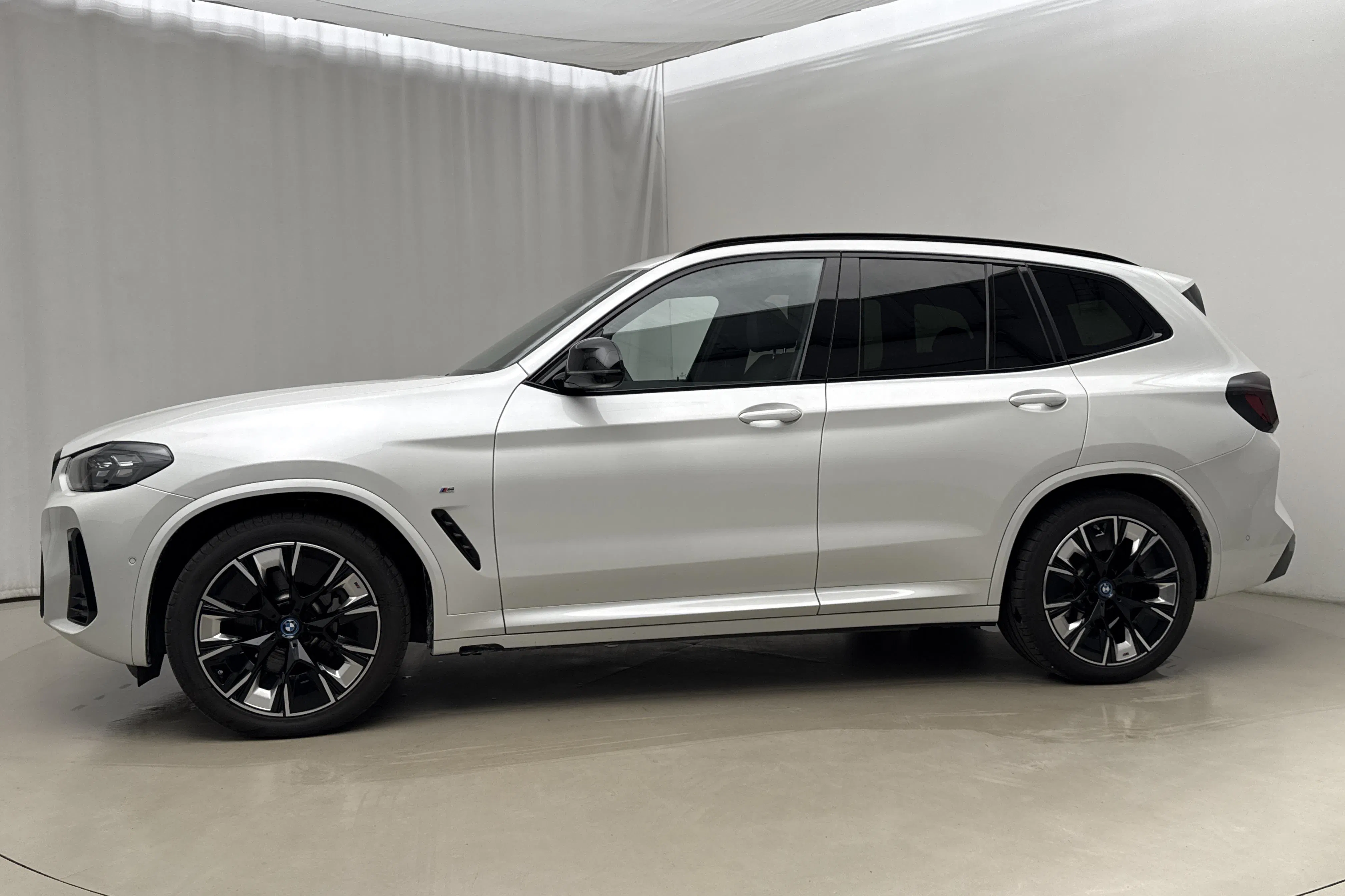 Presentation photo 2 of 25: BMW iX3 LCI, G08 (286hk) - 16 630 km - Automatic - white - 2024