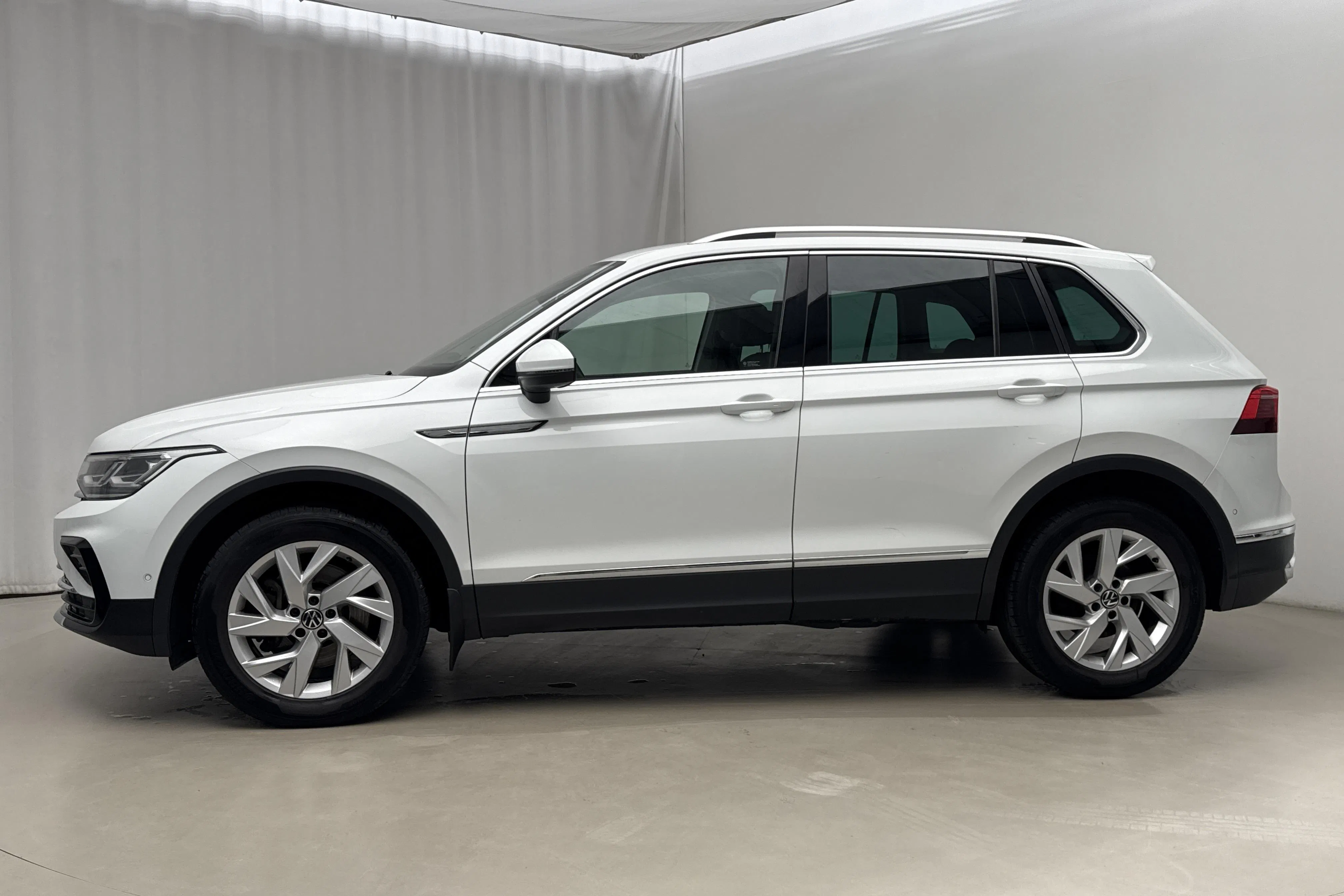 Presentation photo 2 of 20: VW Tiguan 2.0 TDI 4MOTION (200hk) - 154 340 km - Automatic - white - 2022