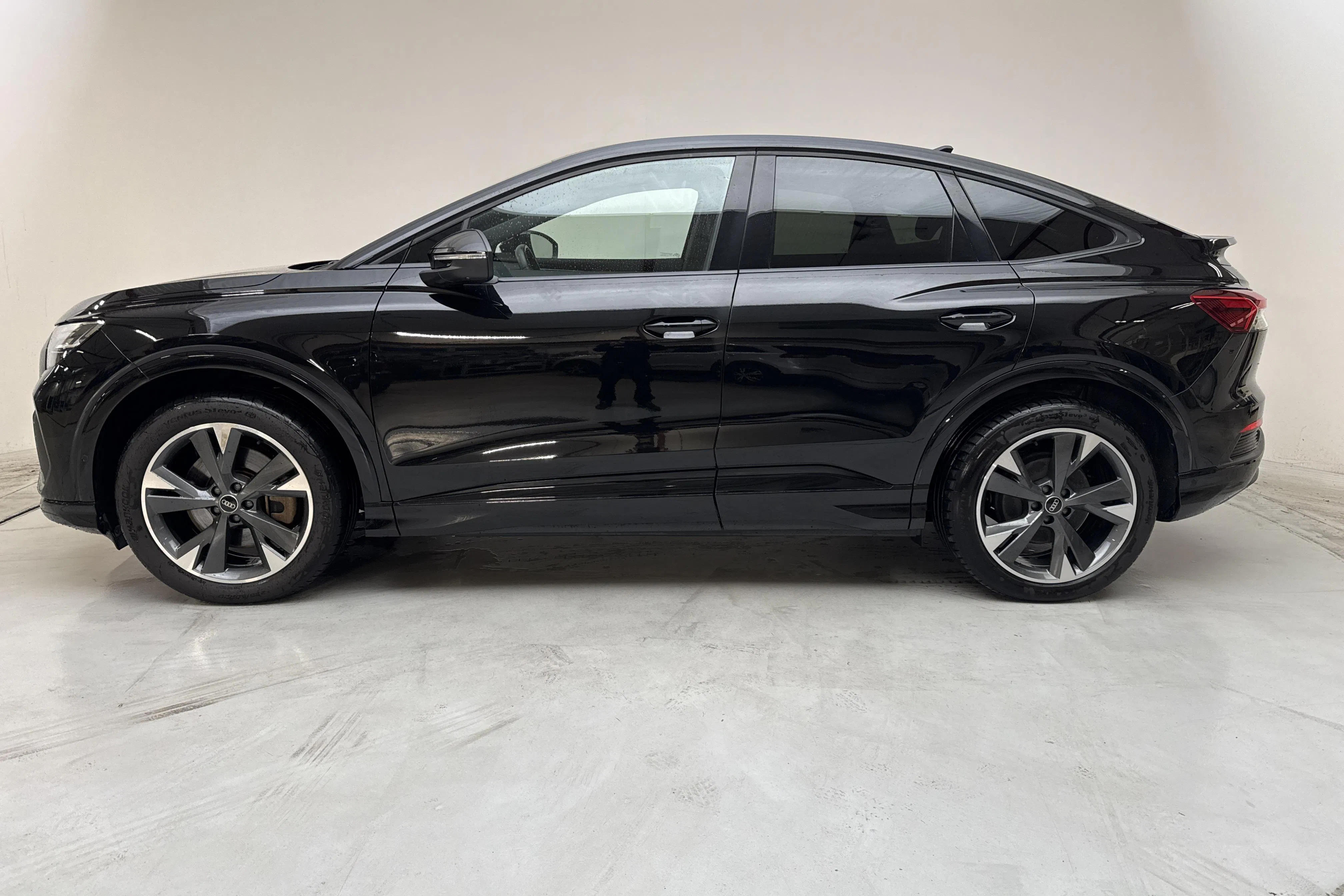 Presentation photo 2 of 16: Audi Q4 45 Sportback e-tron quattro 82kWh (286hk) - 71 370 km - Automatic - black - 2025