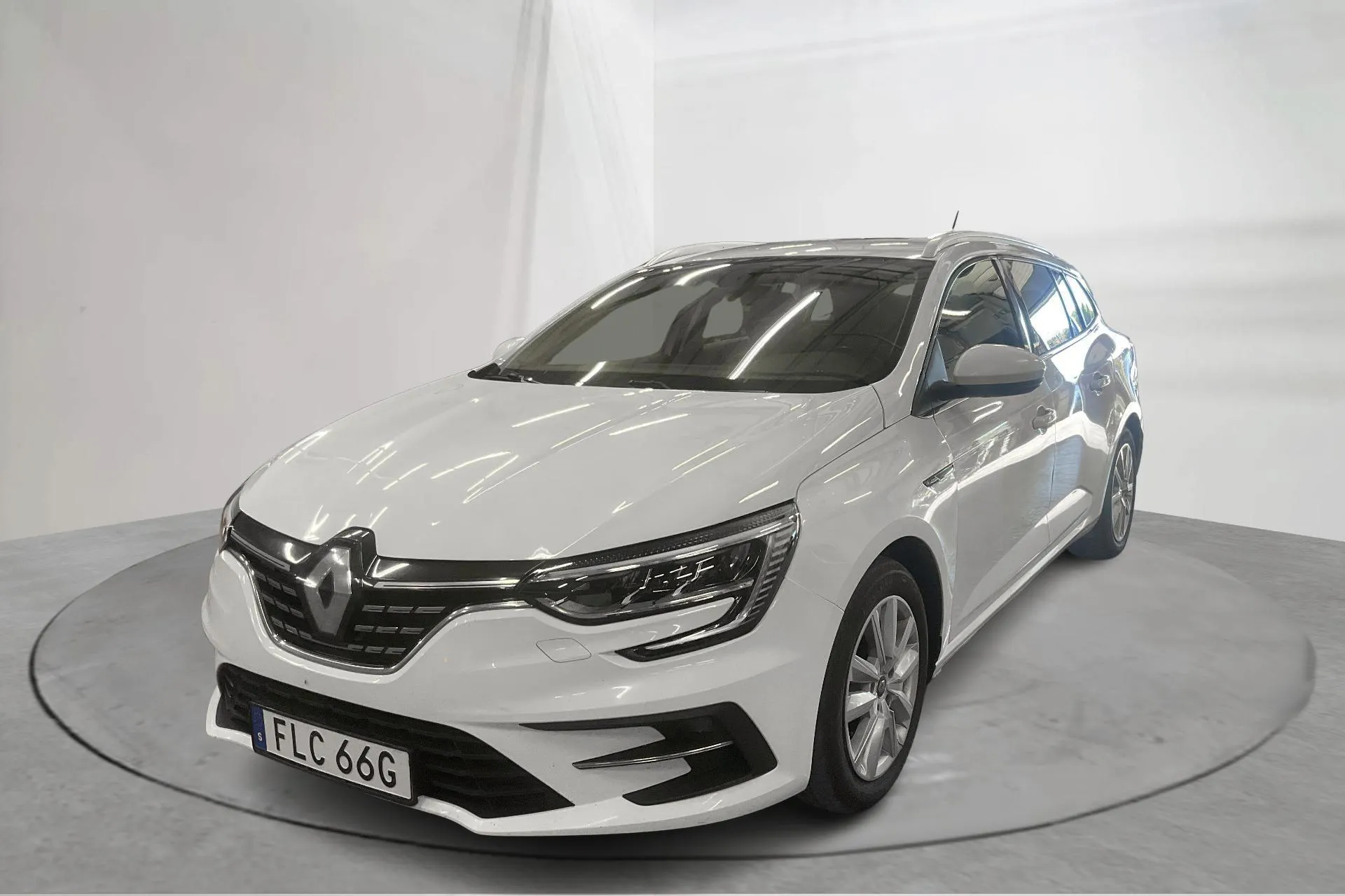 Presentation photo 1 of 13: Renault Mégane 1.5 dCi Sport Tourer (115hk) - 356 450 km - Automatic - white - 2021