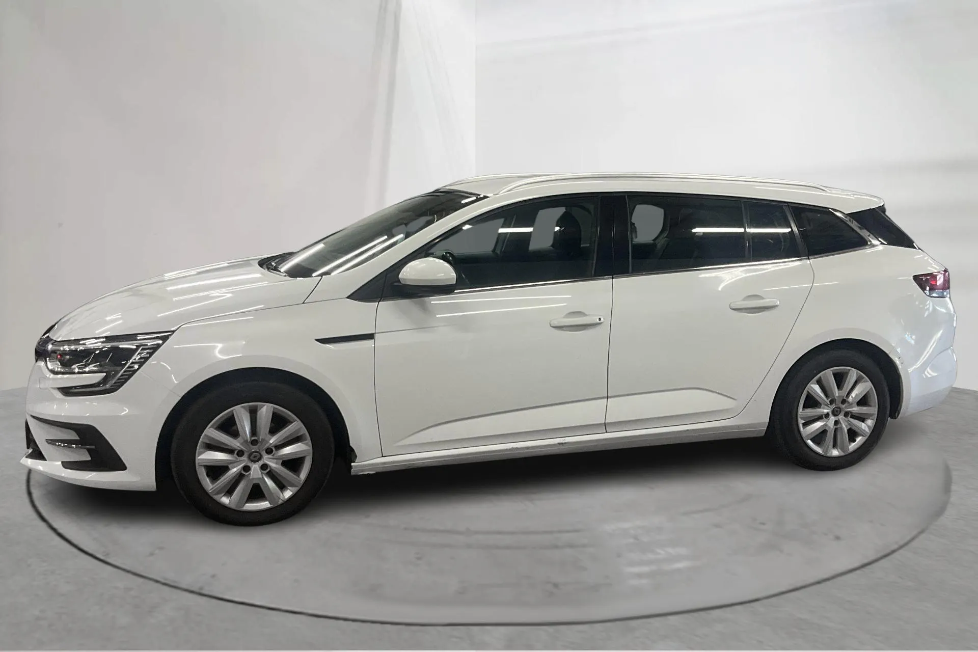 Presentation photo 2 of 13: Renault Mégane 1.5 dCi Sport Tourer (115hk) - 356 450 km - Automatic - white - 2021