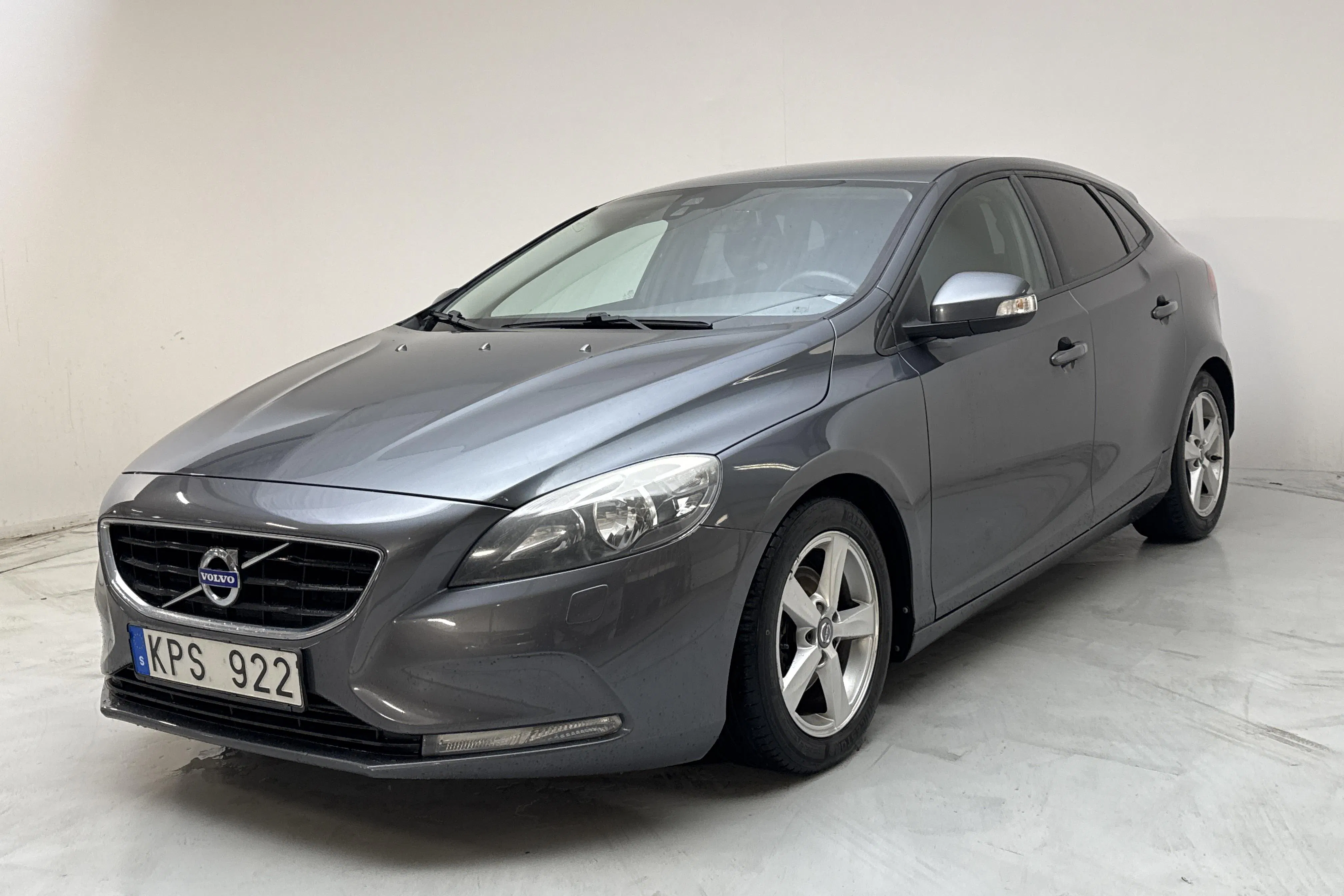 Presentationsfoto 1 av 13: Volvo V40 D2 (115hk) - 16 248 mil - Manuell - grå - 2013