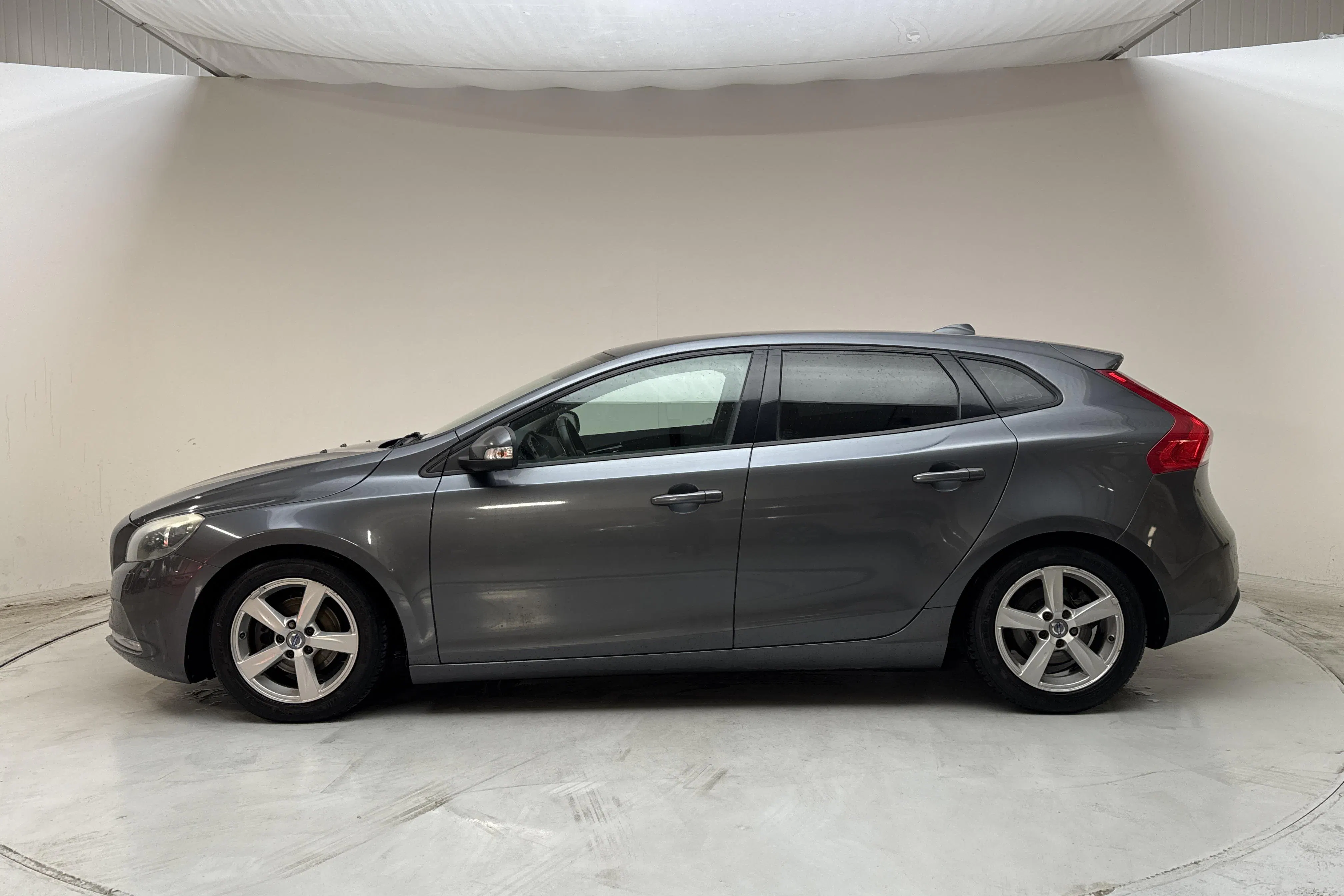 Presentationsfoto 2 av 13: Volvo V40 D2 (115hk) - 16 248 mil - Manuell - grå - 2013