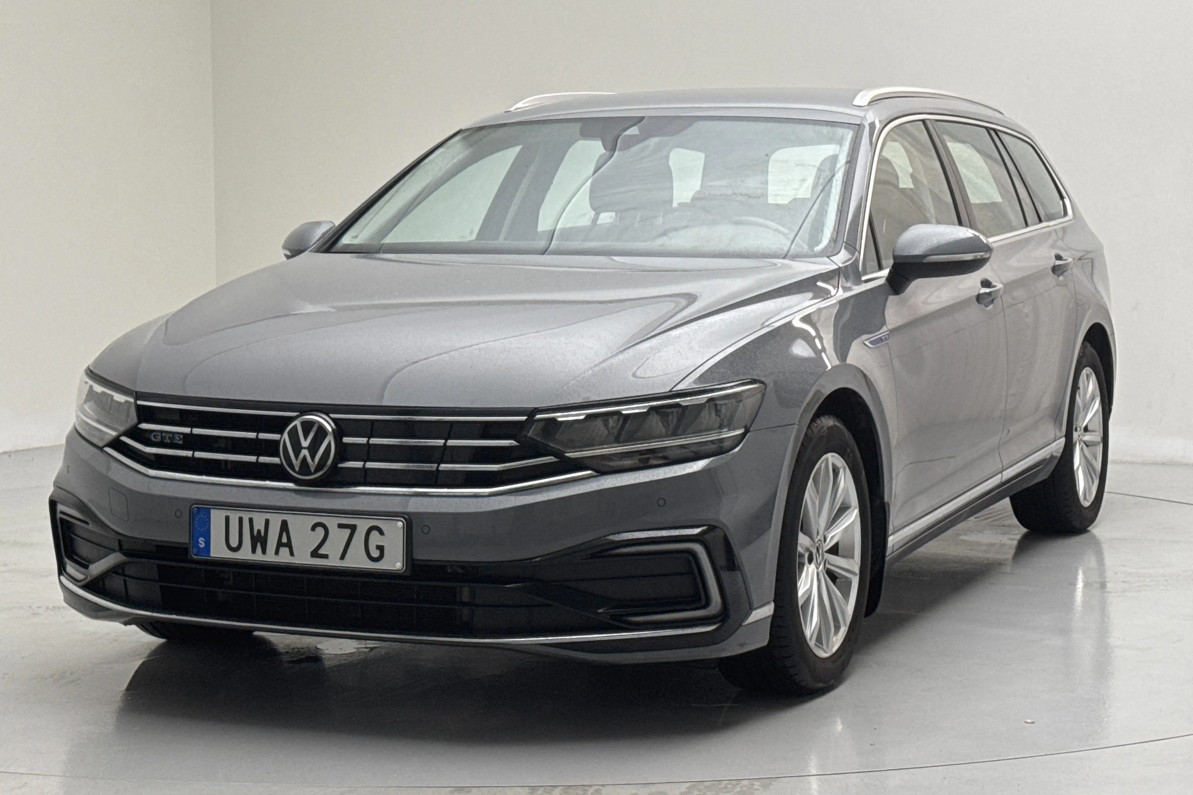 Presentationsfoto 1 av 17: VW Passat 1.4 GTE Sportscombi (218hk) - 9 518 mil - Automat - grå - 2023