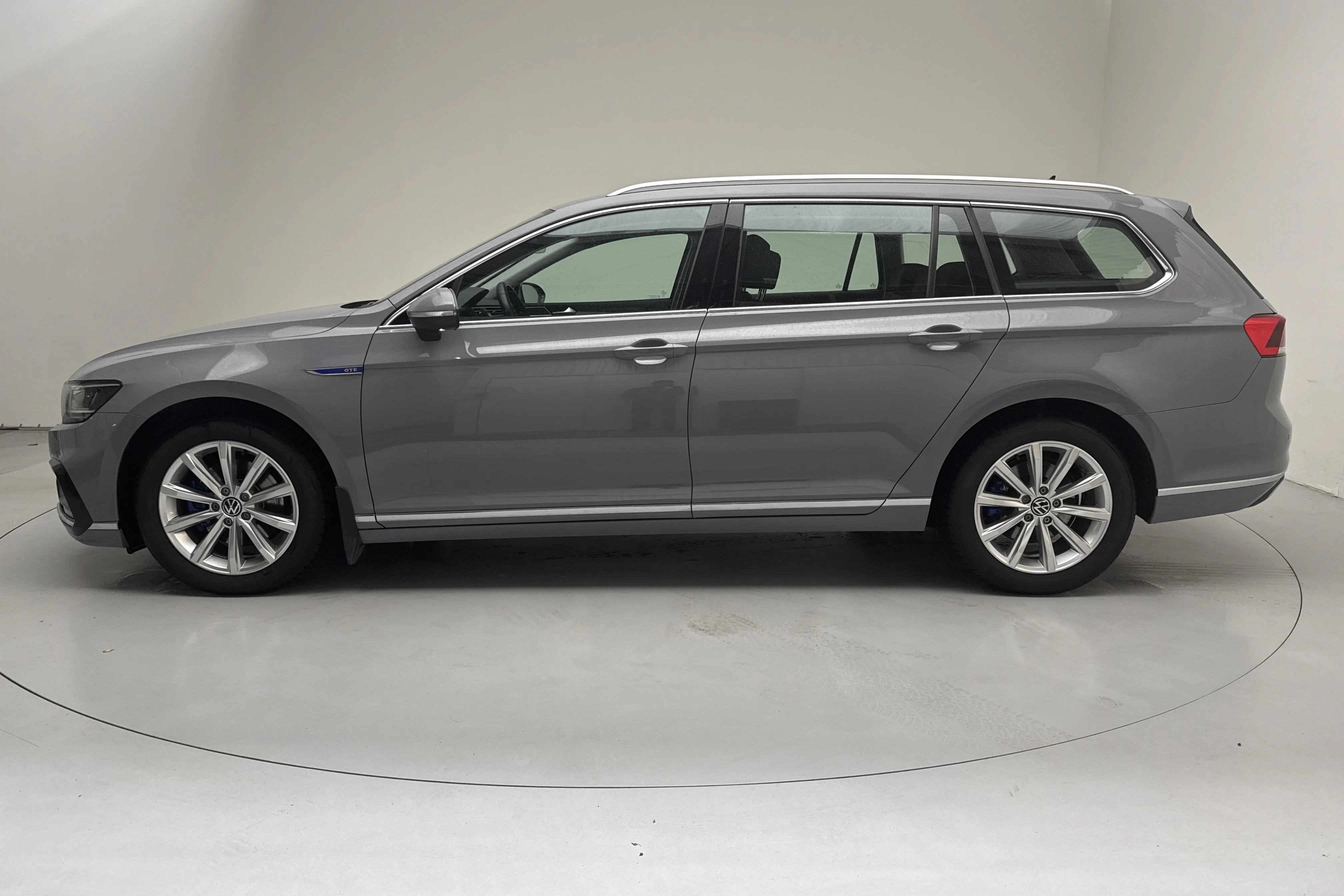 Presentationsfoto 2 av 17: VW Passat 1.4 GTE Sportscombi (218hk) - 9 518 mil - Automat - grå - 2023