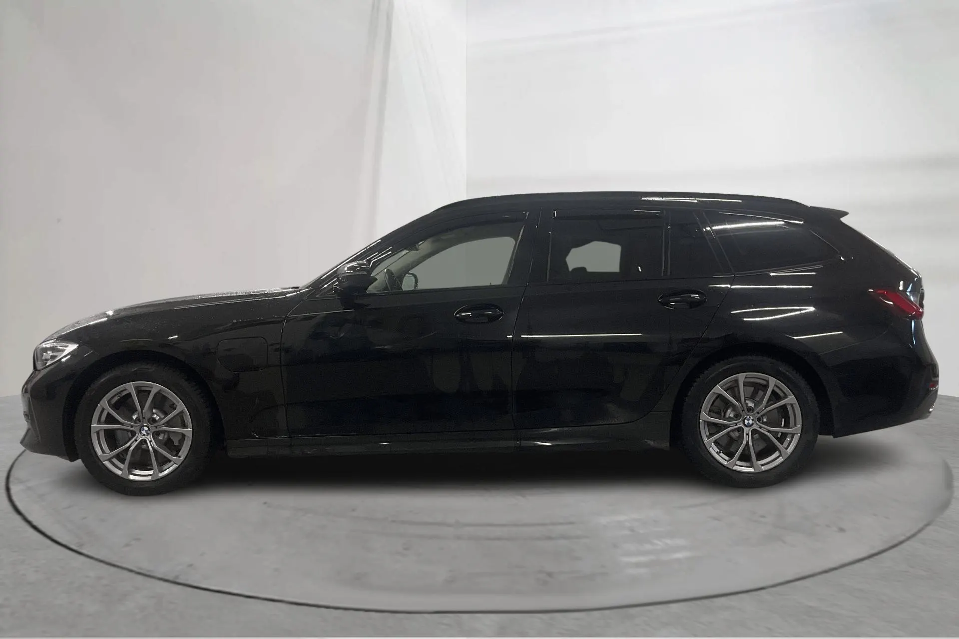 Presentationsfoto 2 av 28: BMW 330e xDrive Touring, G21 (292hk) - 10 610 mil - Automat - svart - 2021