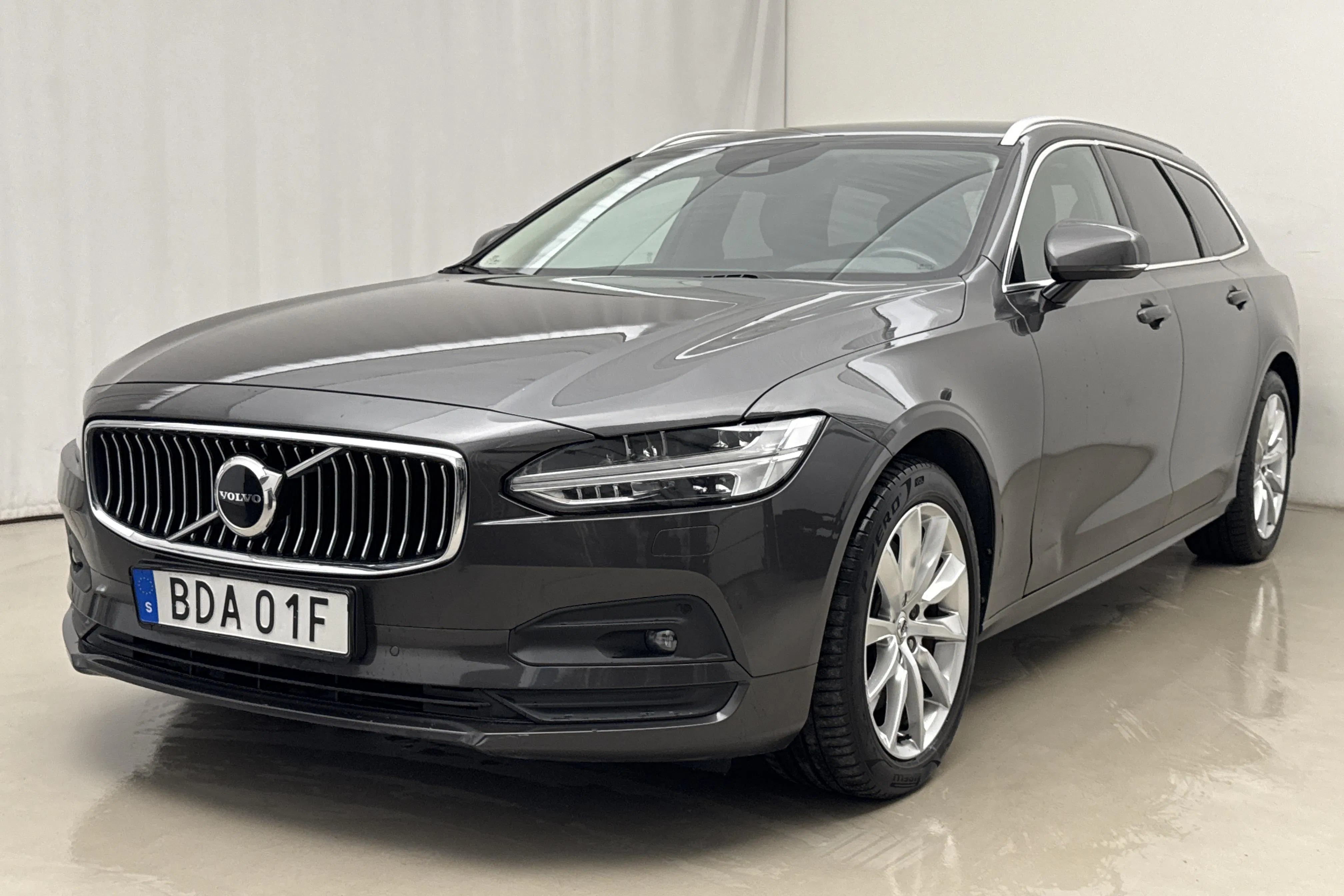 Presentationsfoto 1 av 20: Volvo V90 B4 AWD Mildhybrid, Diesel (190hk) - 10 155 mil - Automat - grå - 2021
