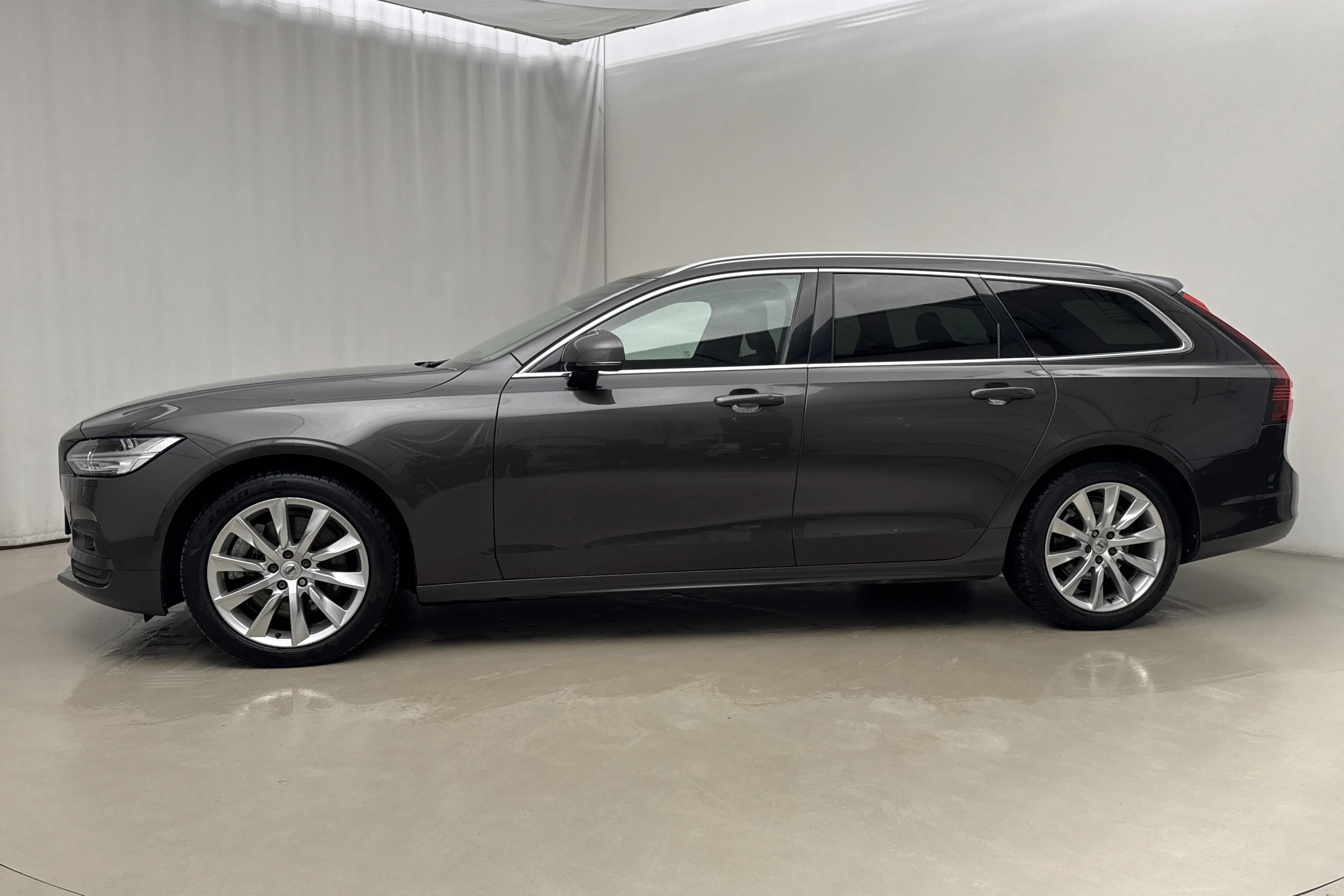 Presentationsfoto 2 av 20: Volvo V90 B4 AWD Mildhybrid, Diesel (190hk) - 10 155 mil - Automat - grå - 2021