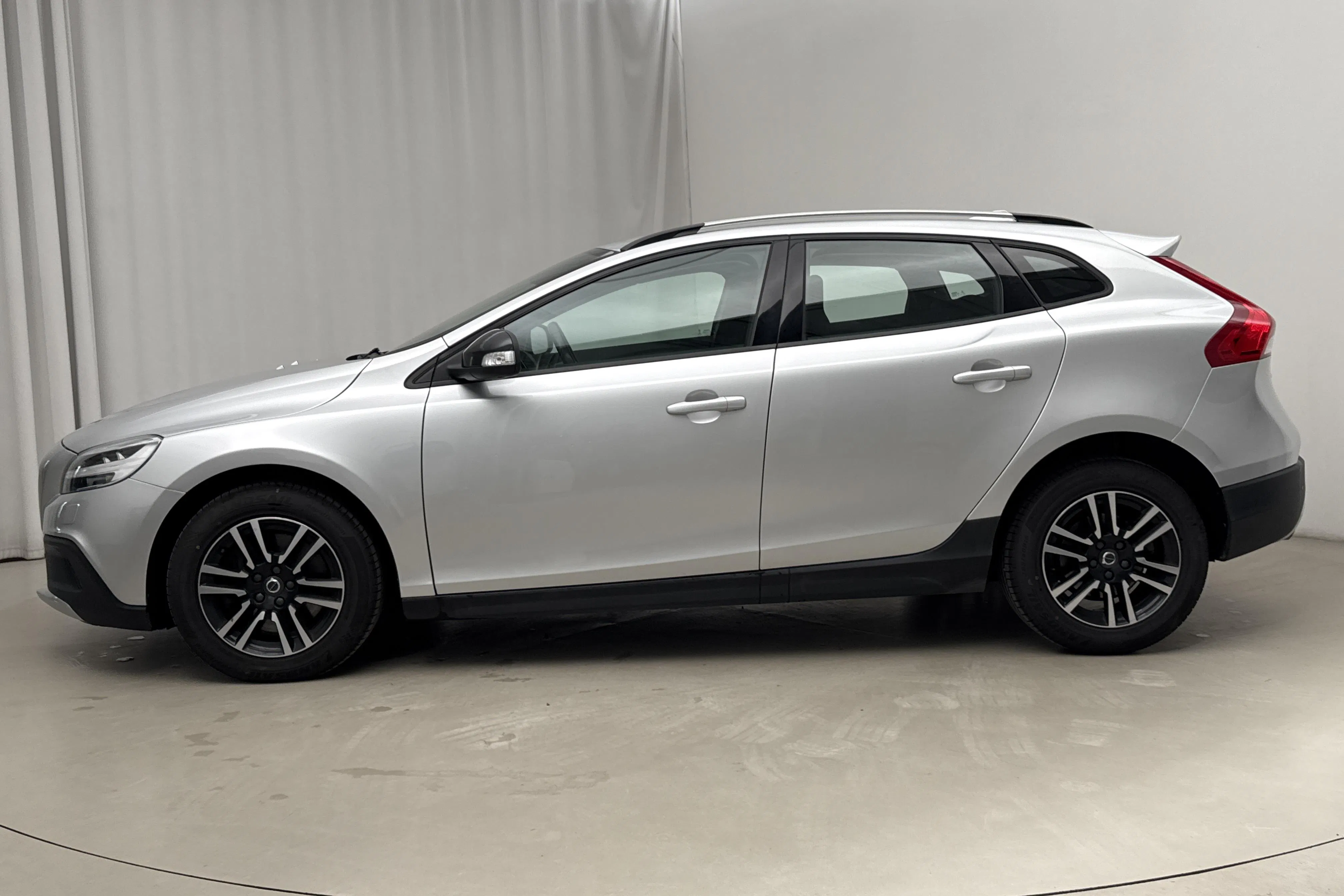 Presentation photo 2 of 21: Volvo V40 Cross Country D3 (150hk) - 109 830 km - Automatic - silver - 2019