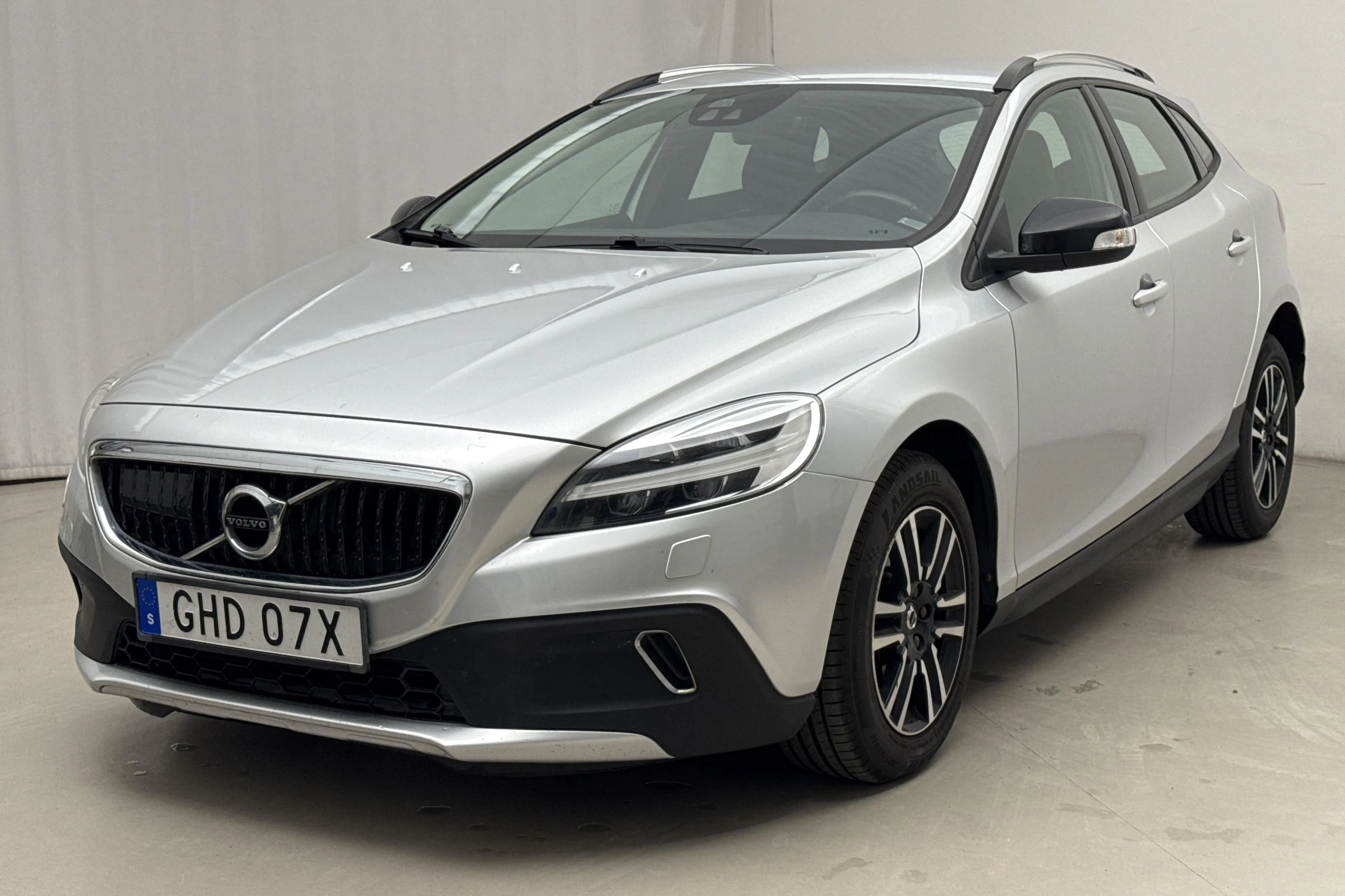 Presentation photo 1 of 21: Volvo V40 Cross Country D3 (150hk) - 109 830 km - Automatic - silver - 2019