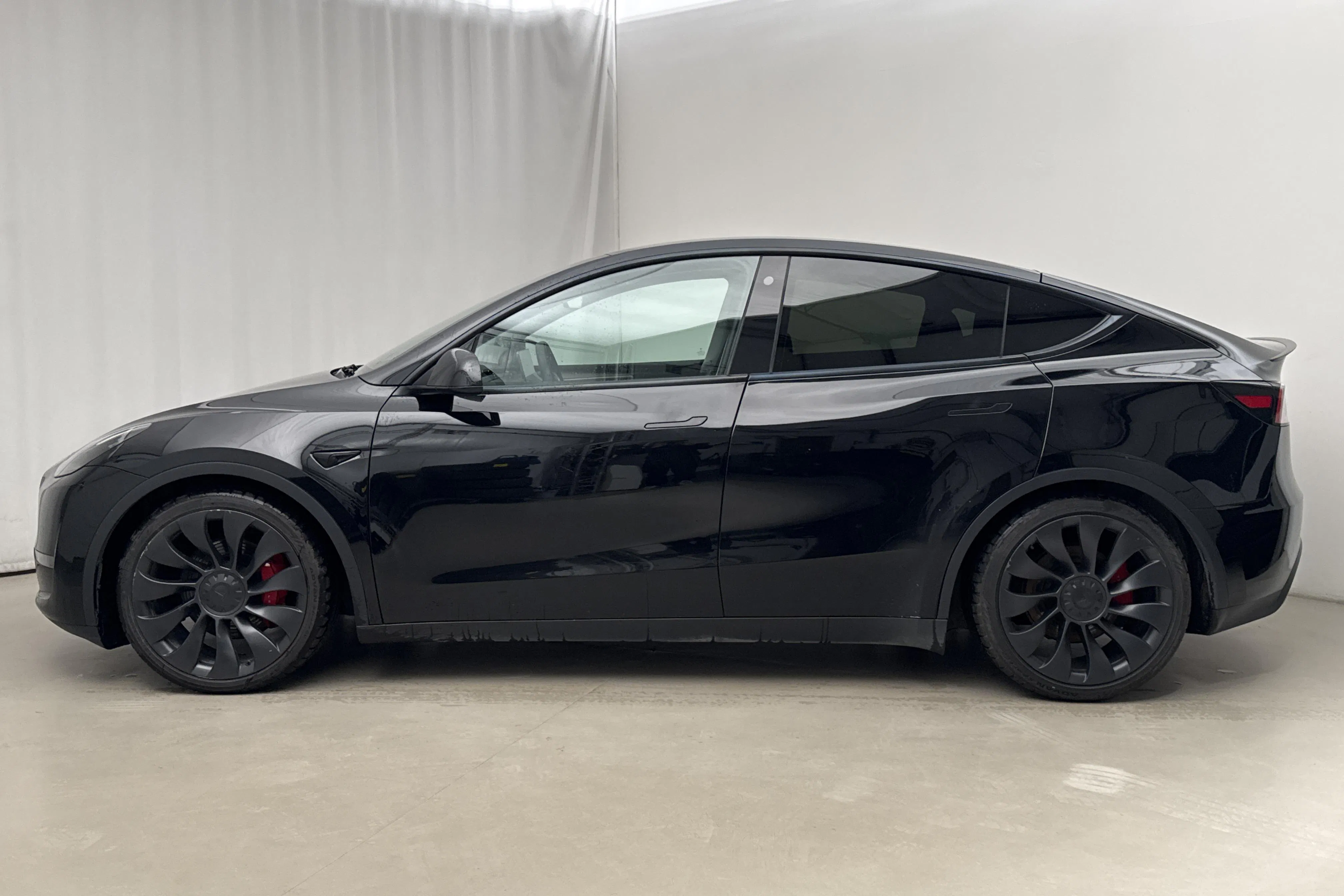 Presentationsfoto 2 av 18: Tesla Model Y Performance Dual Motor AWD - 10 797 mil - Automat - svart - 2023
