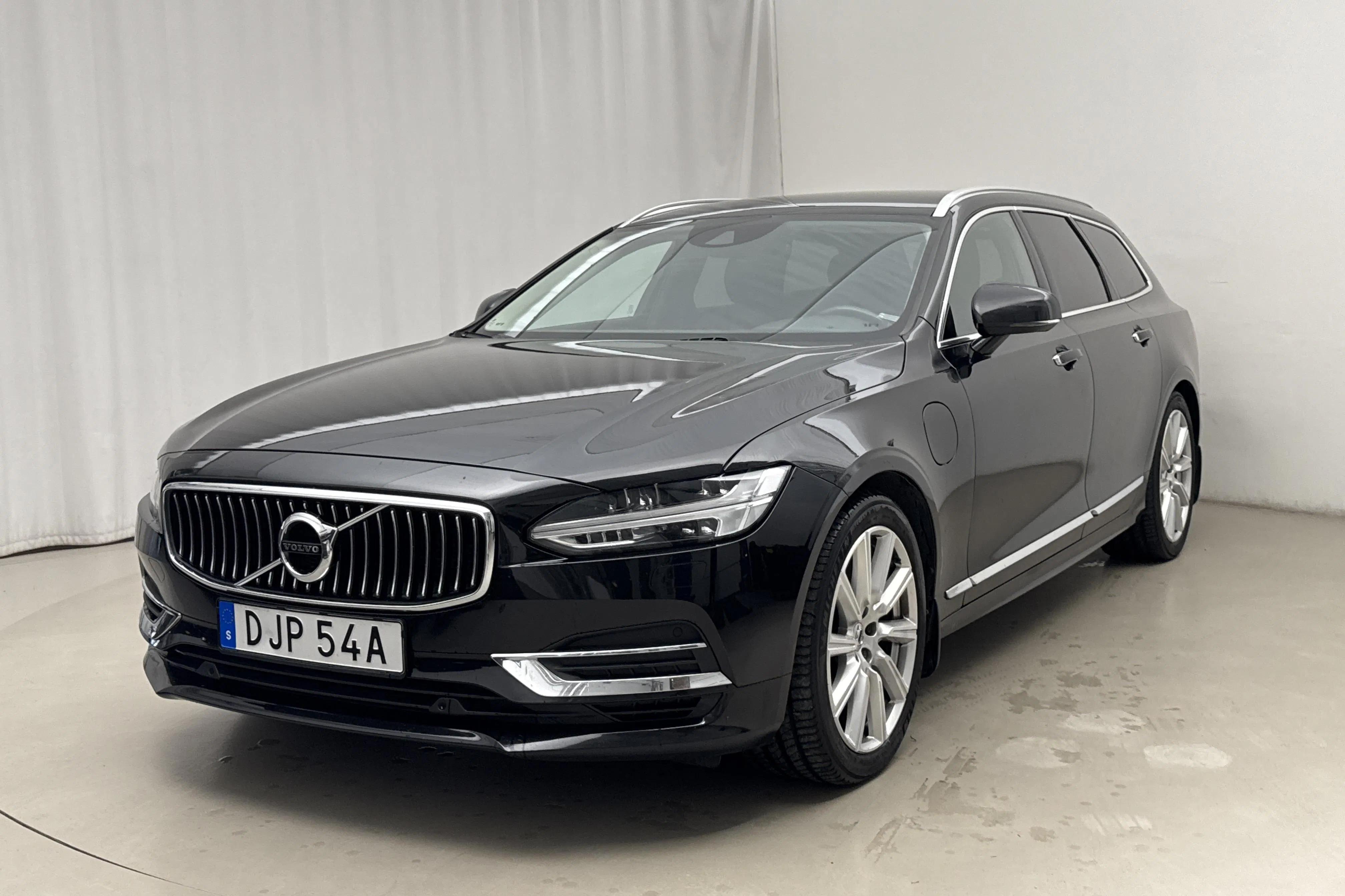 Presentationsfoto 1 av 22: Volvo V90 T8 AWD Twin Engine (390hk) - 12 252 mil - Automat - svart - 2020
