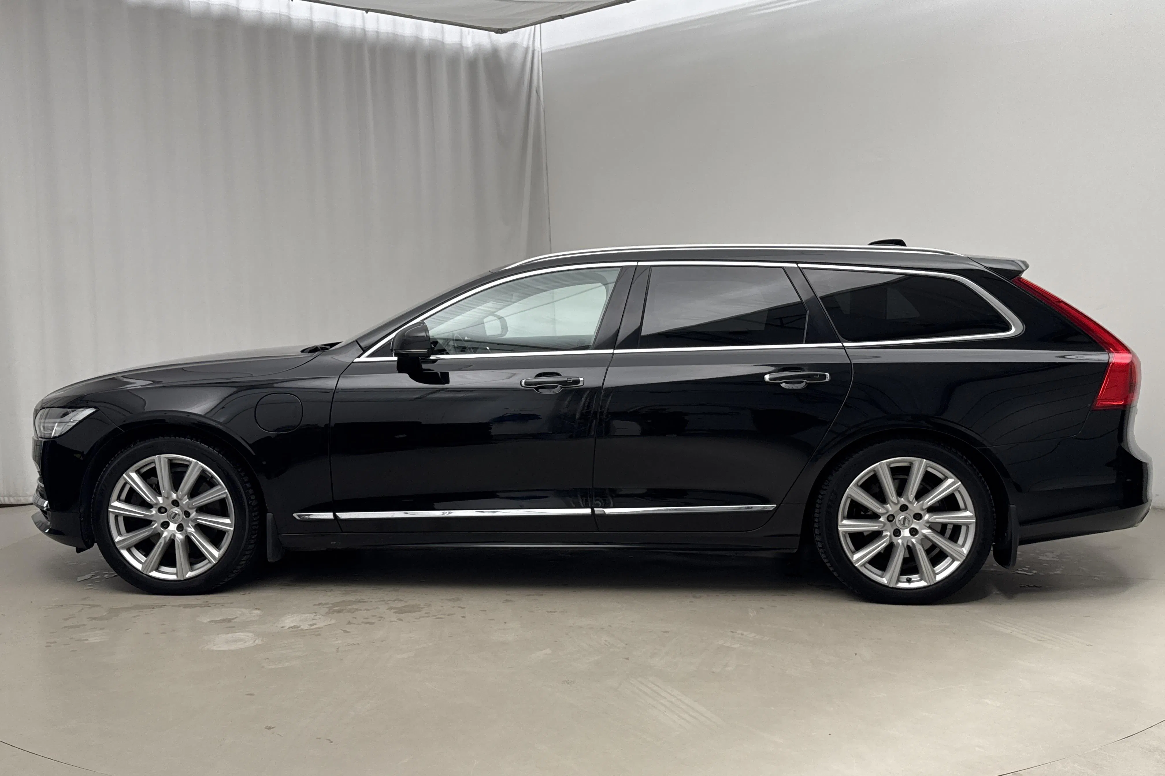 Presentationsfoto 2 av 22: Volvo V90 T8 AWD Twin Engine (390hk) - 12 252 mil - Automat - svart - 2020