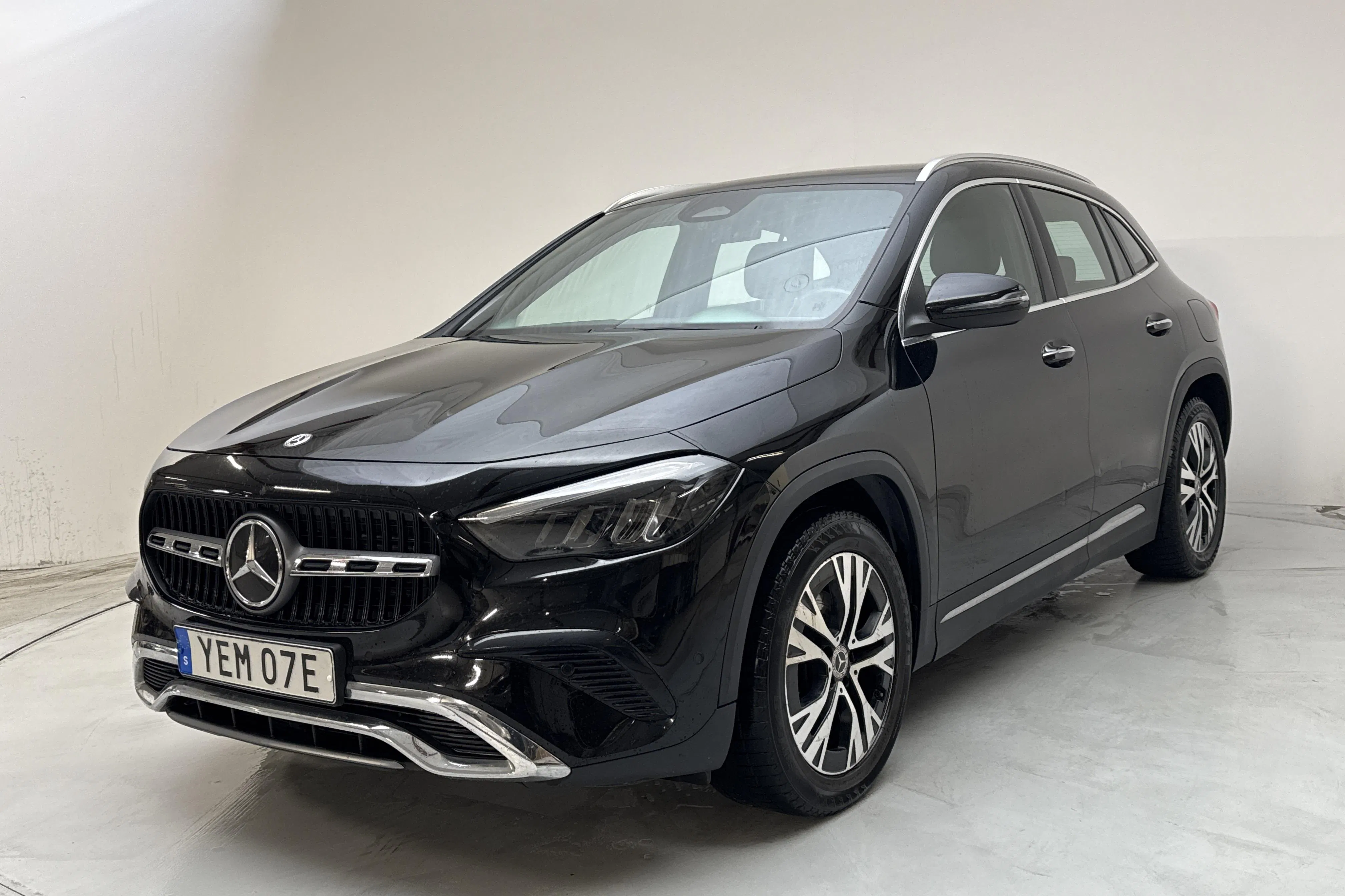 Presentation photo 1 of 15: Mercedes GLA 200 H247 (163hk) - 117 330 km - Automatic - black - 2024