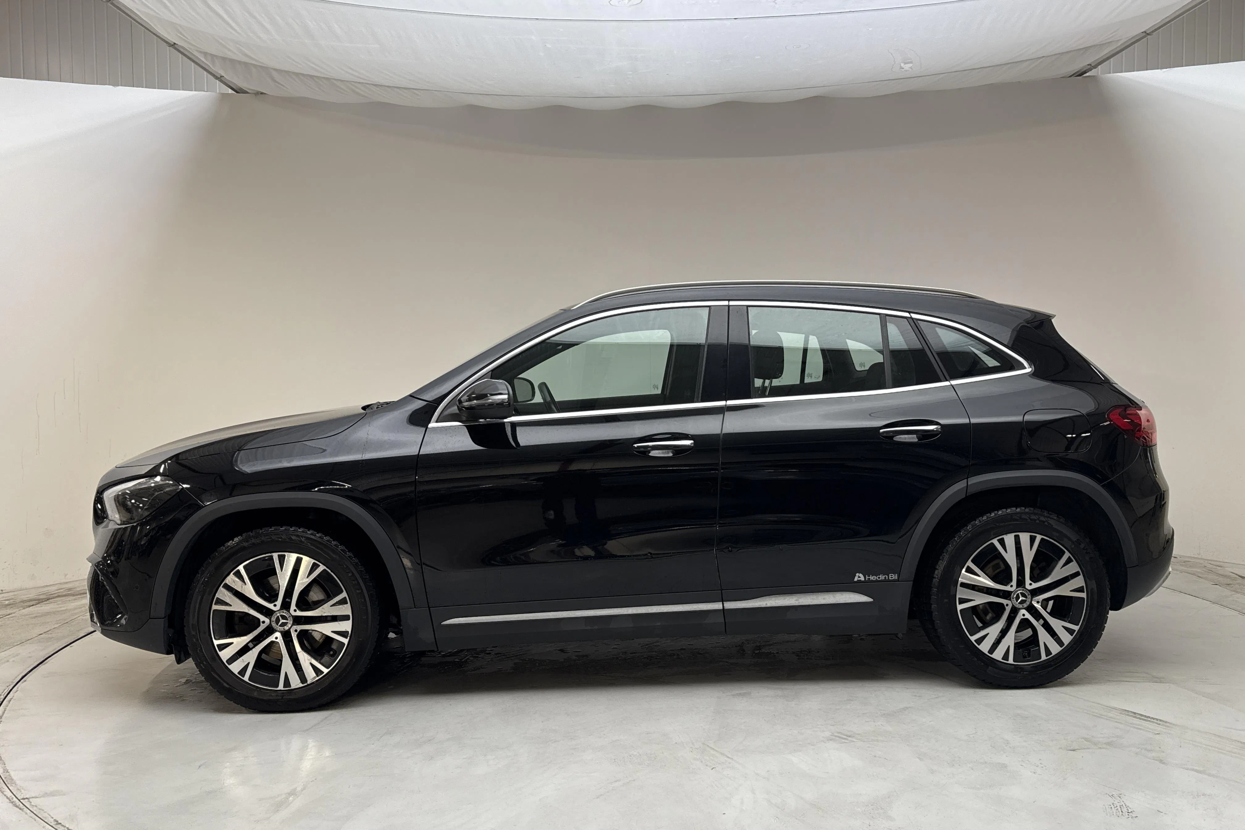 Presentation photo 2 of 15: Mercedes GLA 200 H247 (163hk) - 117 330 km - Automatic - black - 2024