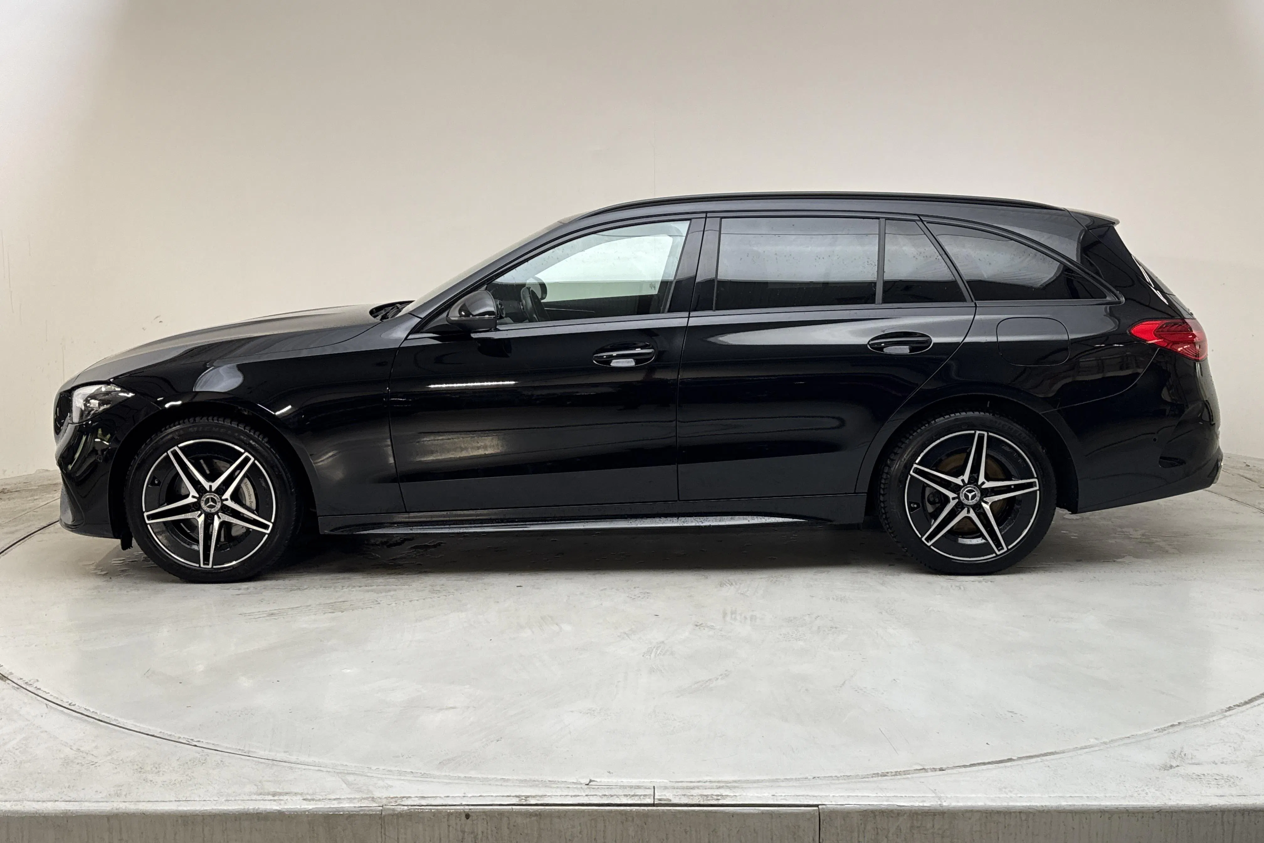 Presentation photo 2 of 18: Mercedes C 300 e Kombi S206 (333hk) - 40 230 km - Automatic - black - 2024