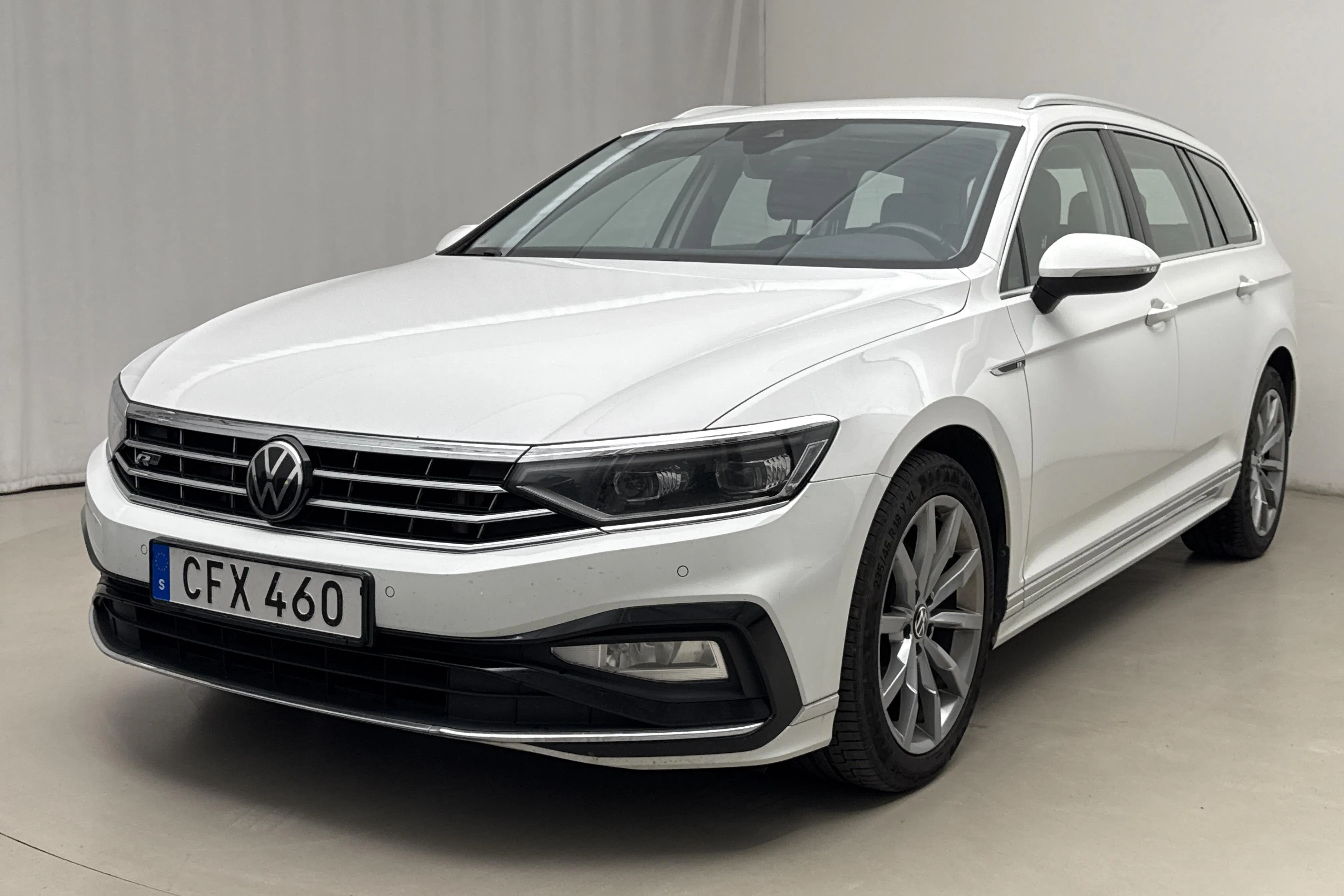 Presentationsfoto 1 av 19: VW Passat 2.0 TDI Sportscombi 4Motion (200hk) - 21 056 mil - Automat - vit - 2021