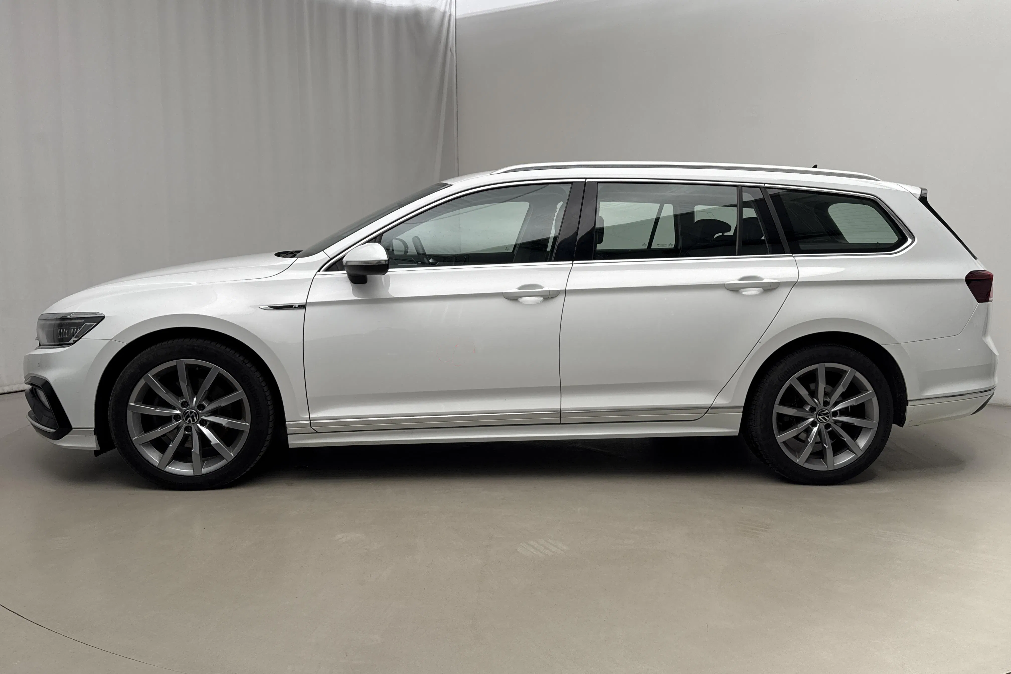 Presentationsfoto 2 av 19: VW Passat 2.0 TDI Sportscombi 4Motion (200hk) - 21 056 mil - Automat - vit - 2021
