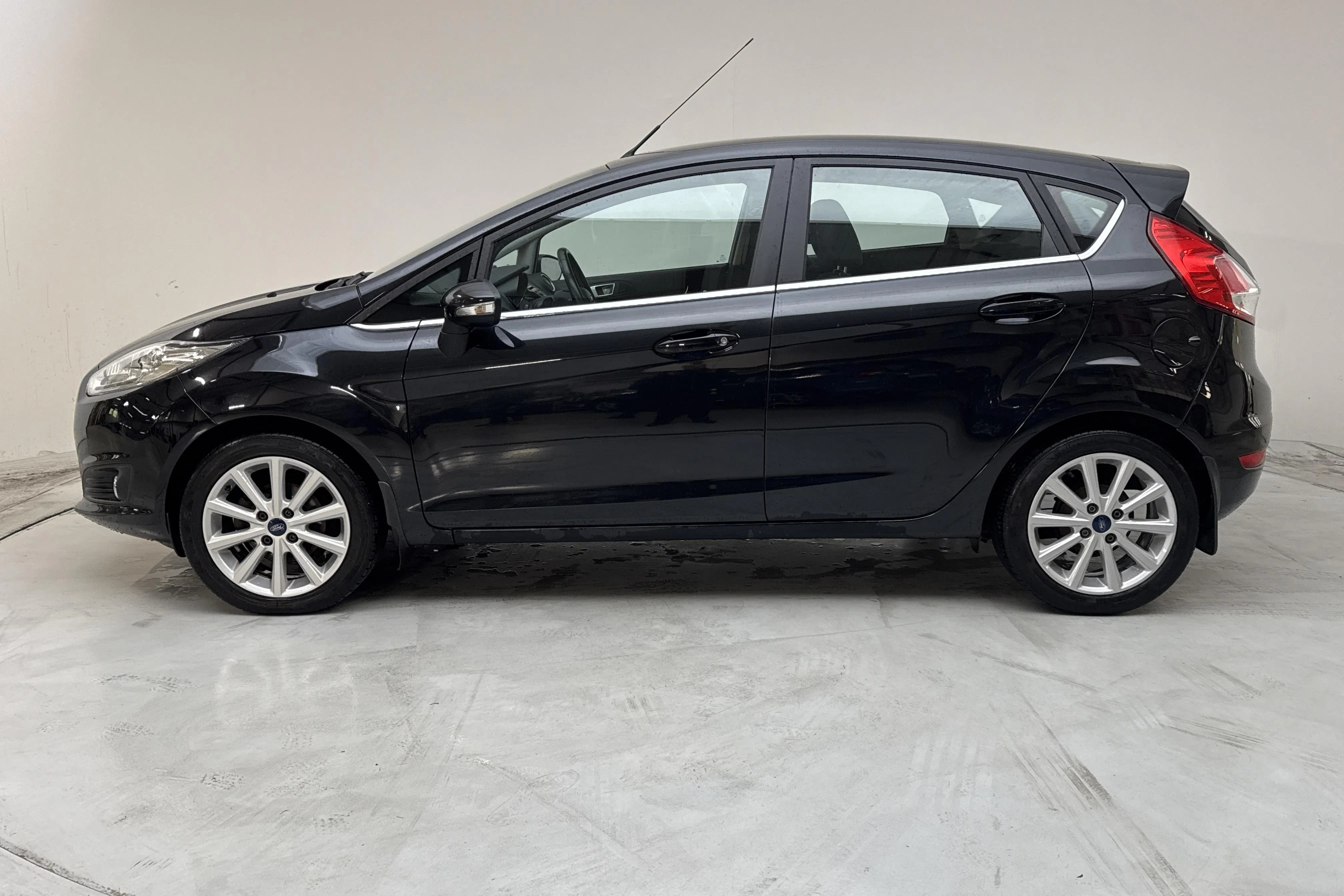 Presentation photo 2 of 12: Ford Fiesta 1.0T EcoBoost 5dr (100hk) - 60 310 km - Manual - black - 2016