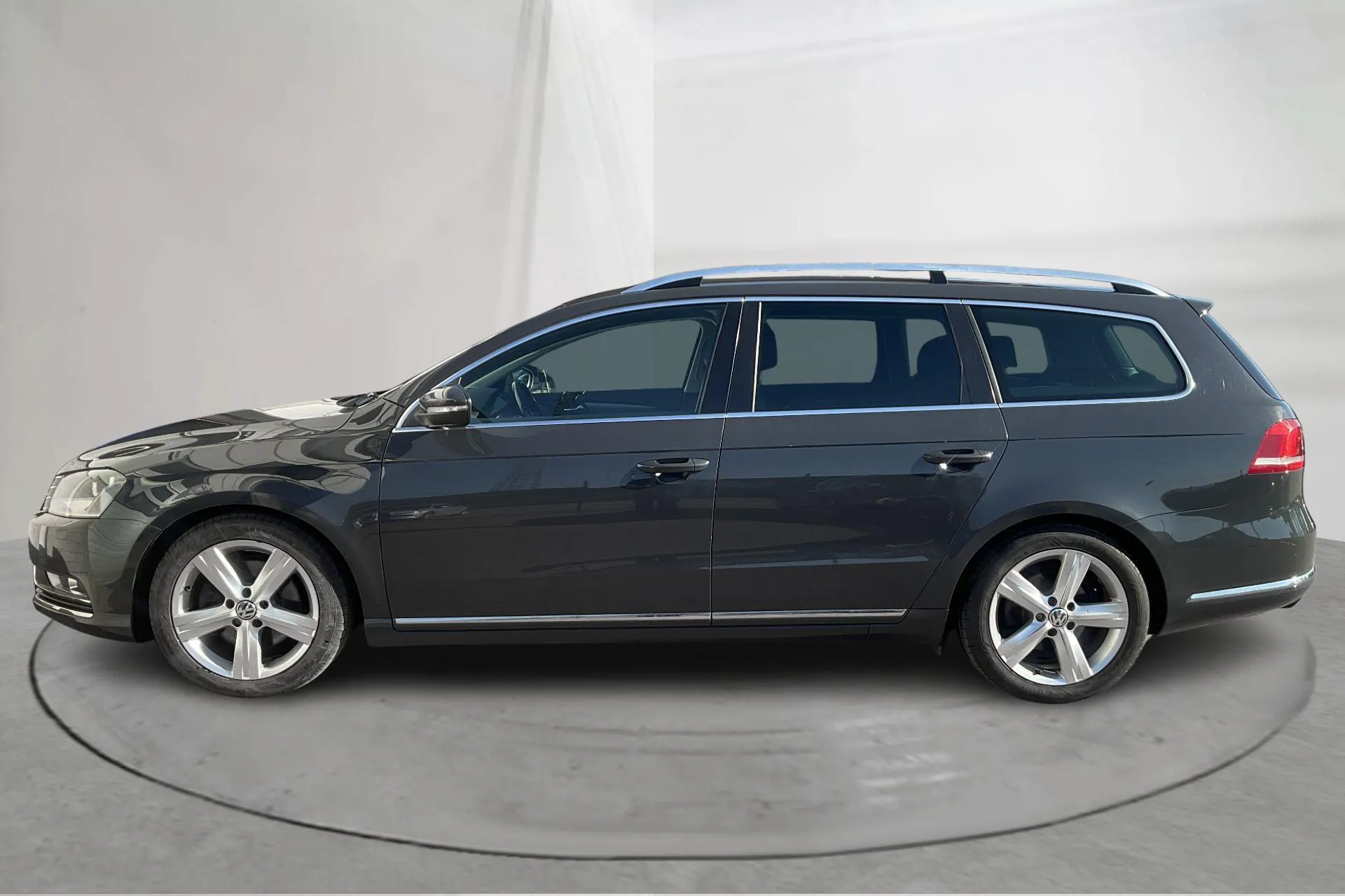 Presentationsfoto 2 av 16: VW Passat 2.0 TDI BlueMotion Technology Variant 4Motion (177hk) - 14 921 mil - Automat - Mörkgrå - 2015