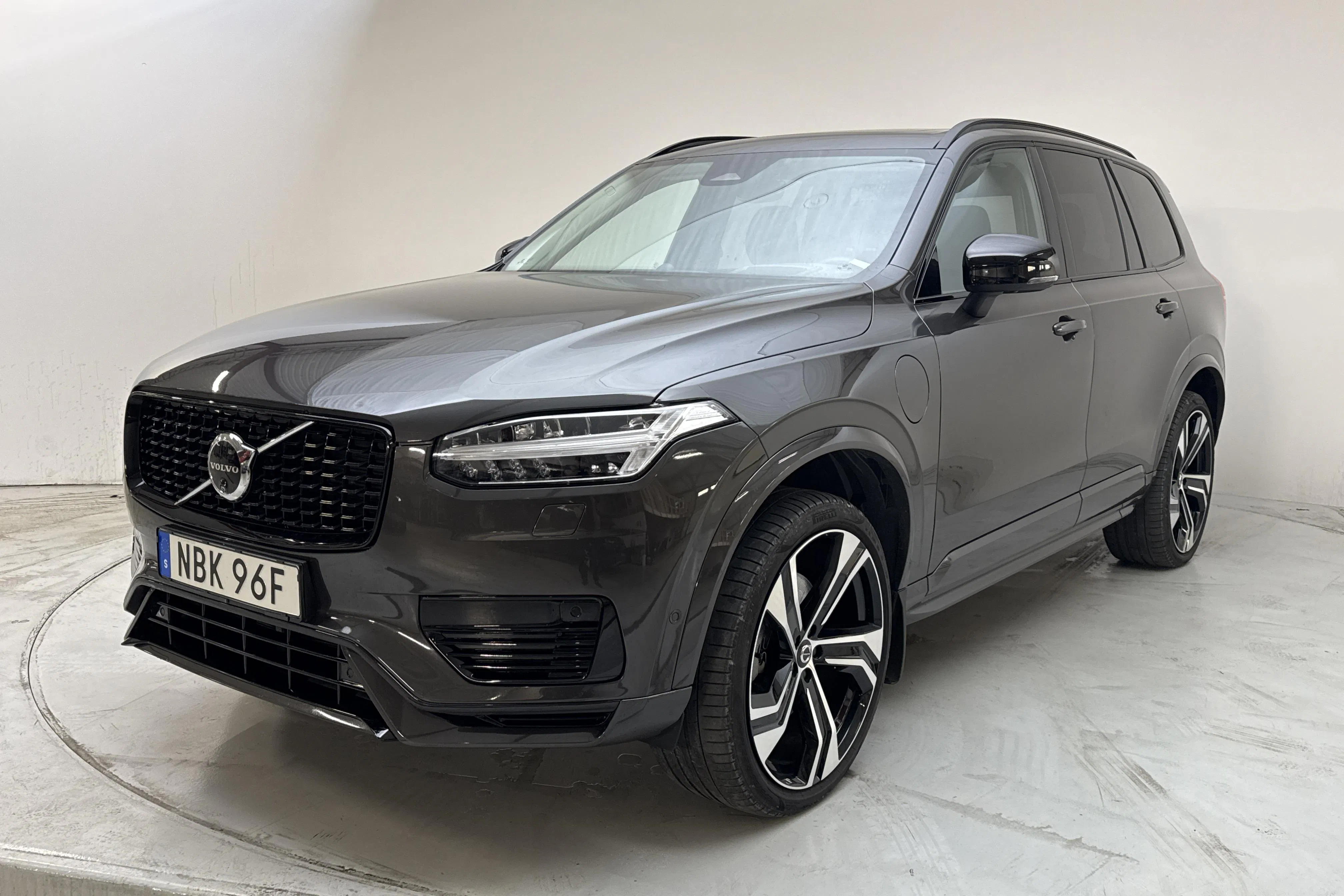 Presentationsfoto 1 av 21: Volvo XC90 T8 AWD Recharge (455hk) - 5 803 mil - Automat - grå - 2024