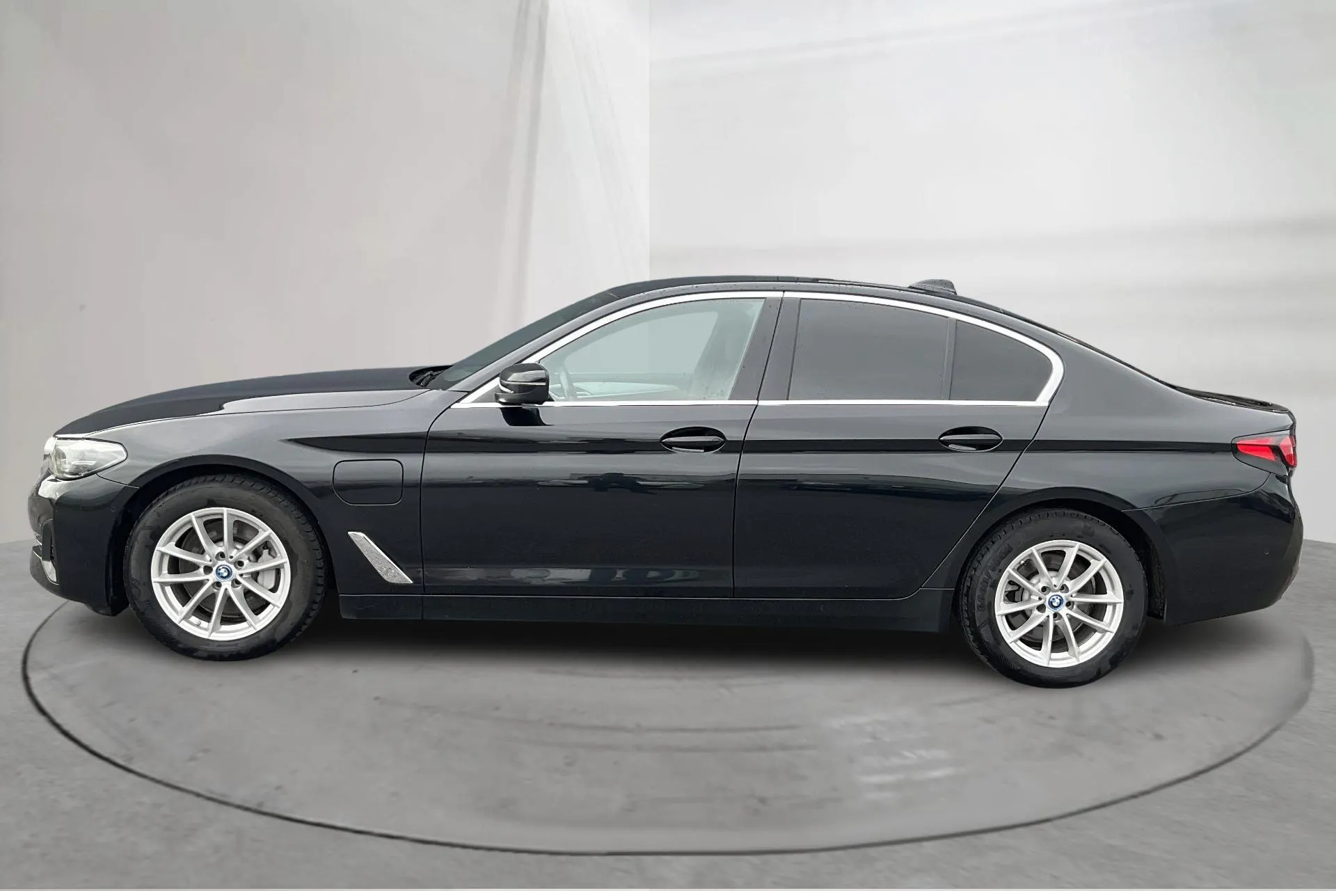 Presentation photo 2 of 19: BMW 530e Sedan, G30 12kWh LCI (292hk) - 137 490 km - Automatic - black - 2023