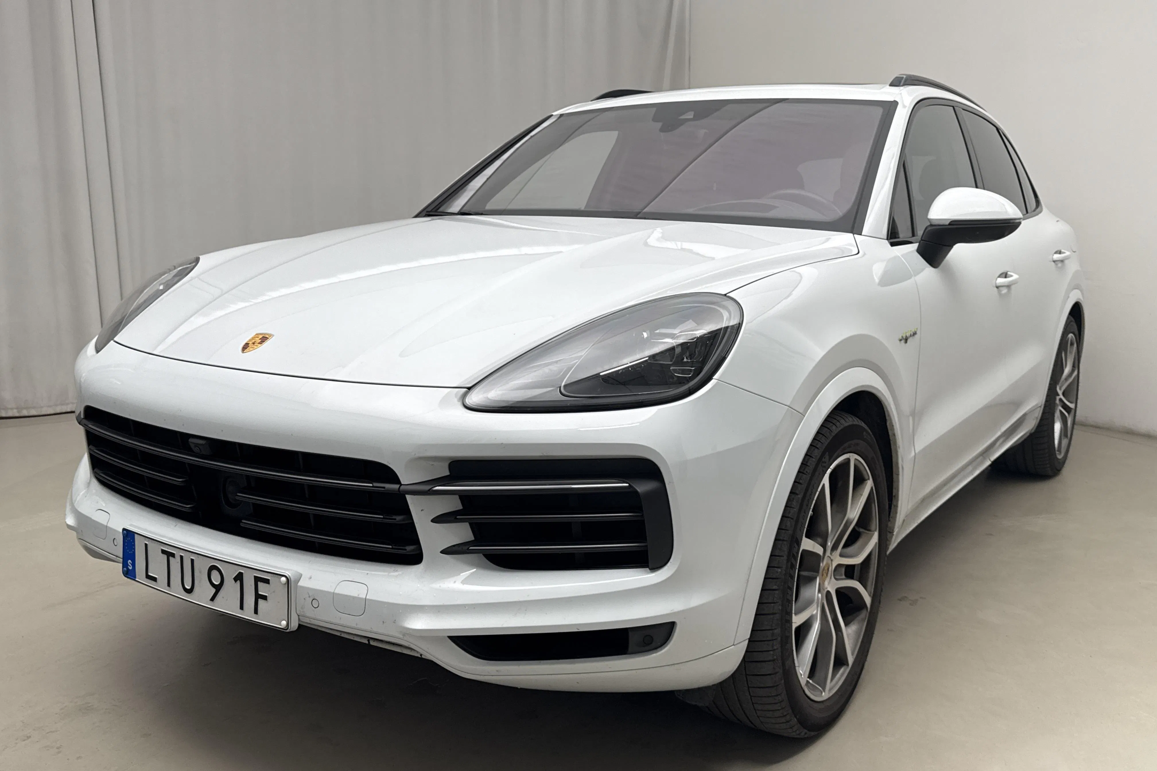 Presentation photo 1 of 23: Porsche Cayenne E-hybrid (462hk) - 95 360 km - Automatic - white - 2023