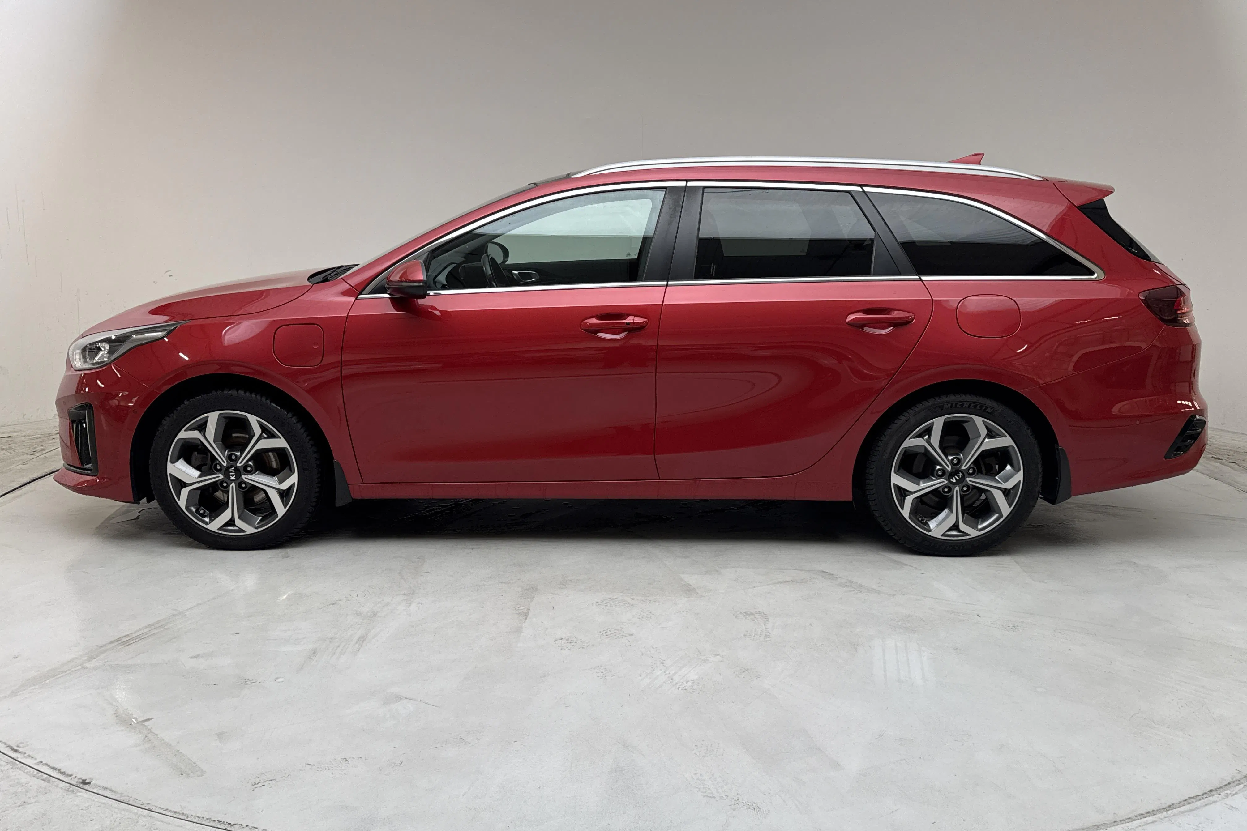 Presentation photo 2 of 18: KIA Ceed 1.6 Plug-in Hybrid SW (141hk) - 55 380 km - Automatic - red - 2020