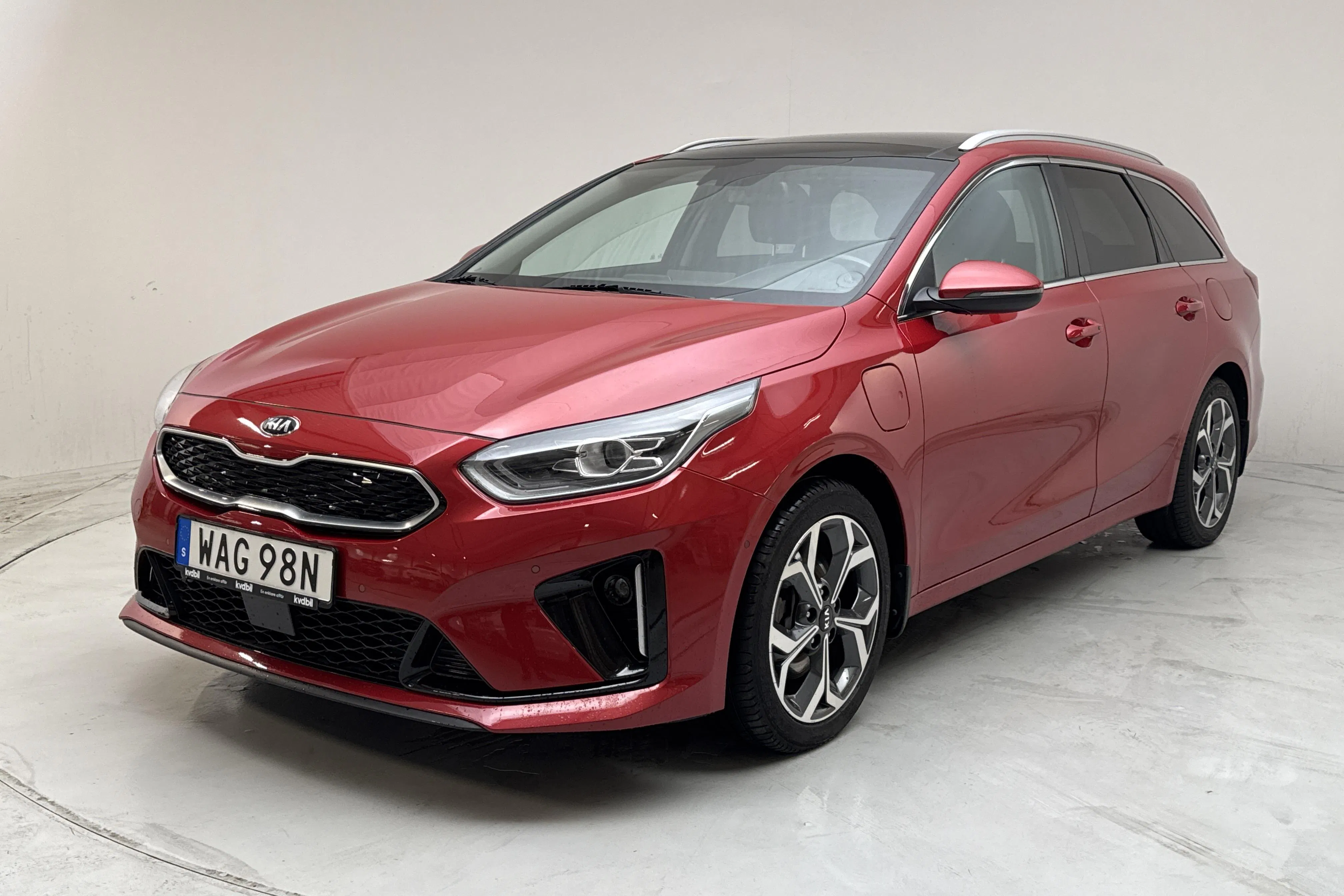 Presentation photo 1 of 18: KIA Ceed 1.6 Plug-in Hybrid SW (141hk) - 55 380 km - Automatic - red - 2020