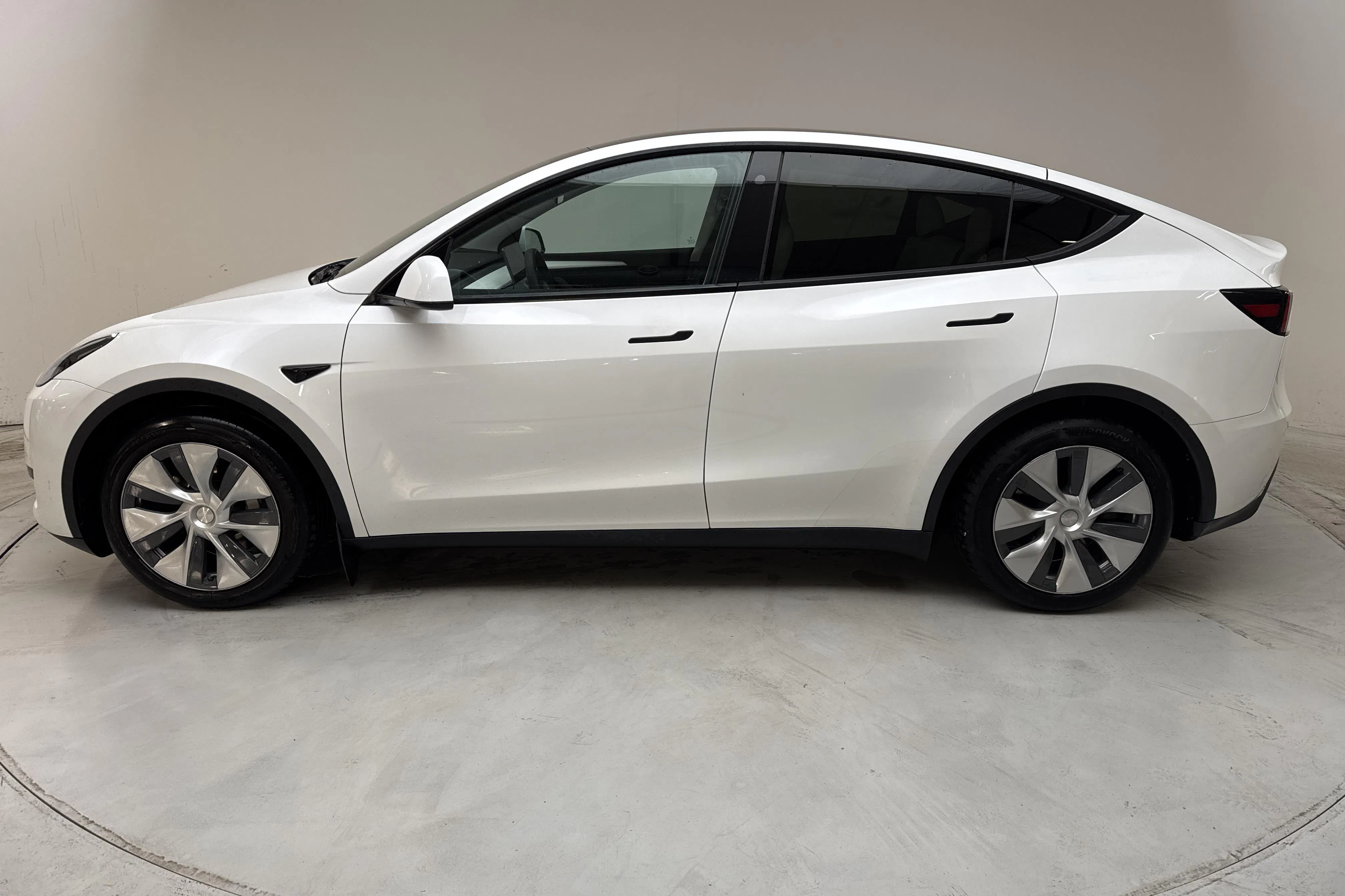 Presentationsfoto 2 av 18: Tesla Model Y RWD - 5 445 mil - Automat - vit - 2023