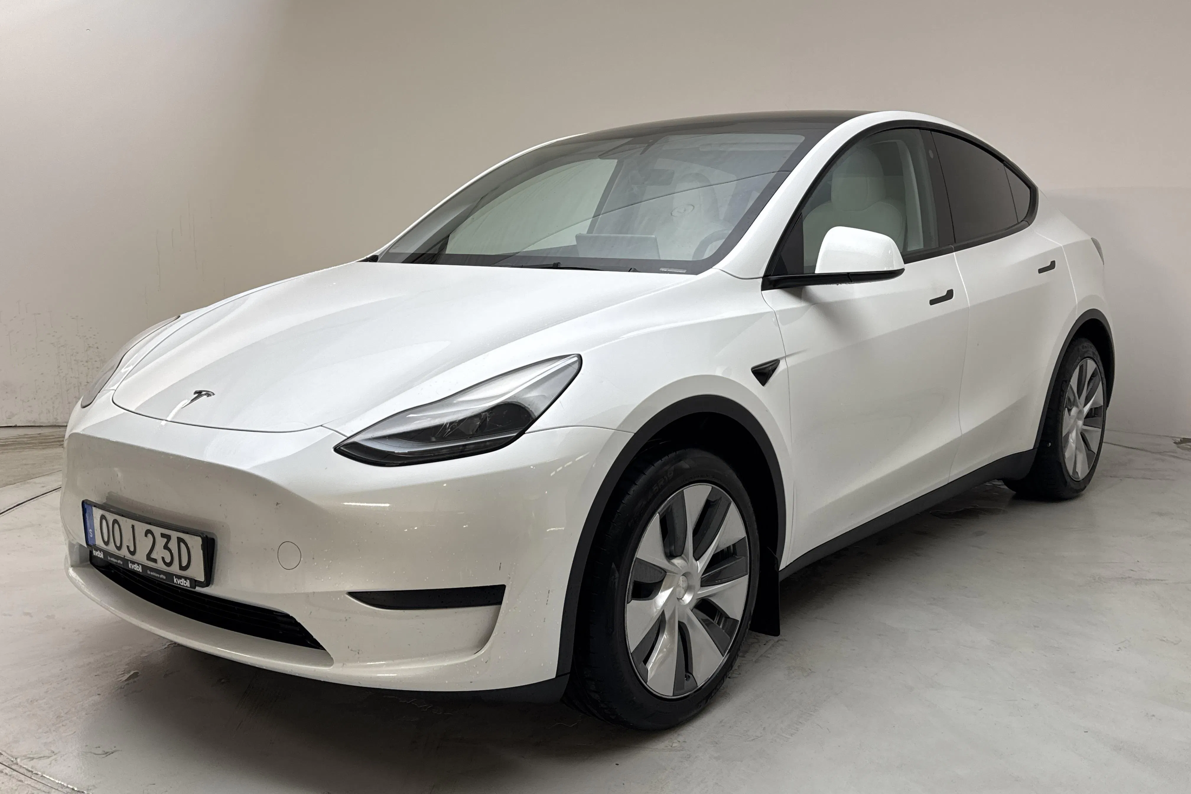 Presentationsfoto 1 av 18: Tesla Model Y RWD - 5 445 mil - Automat - vit - 2023