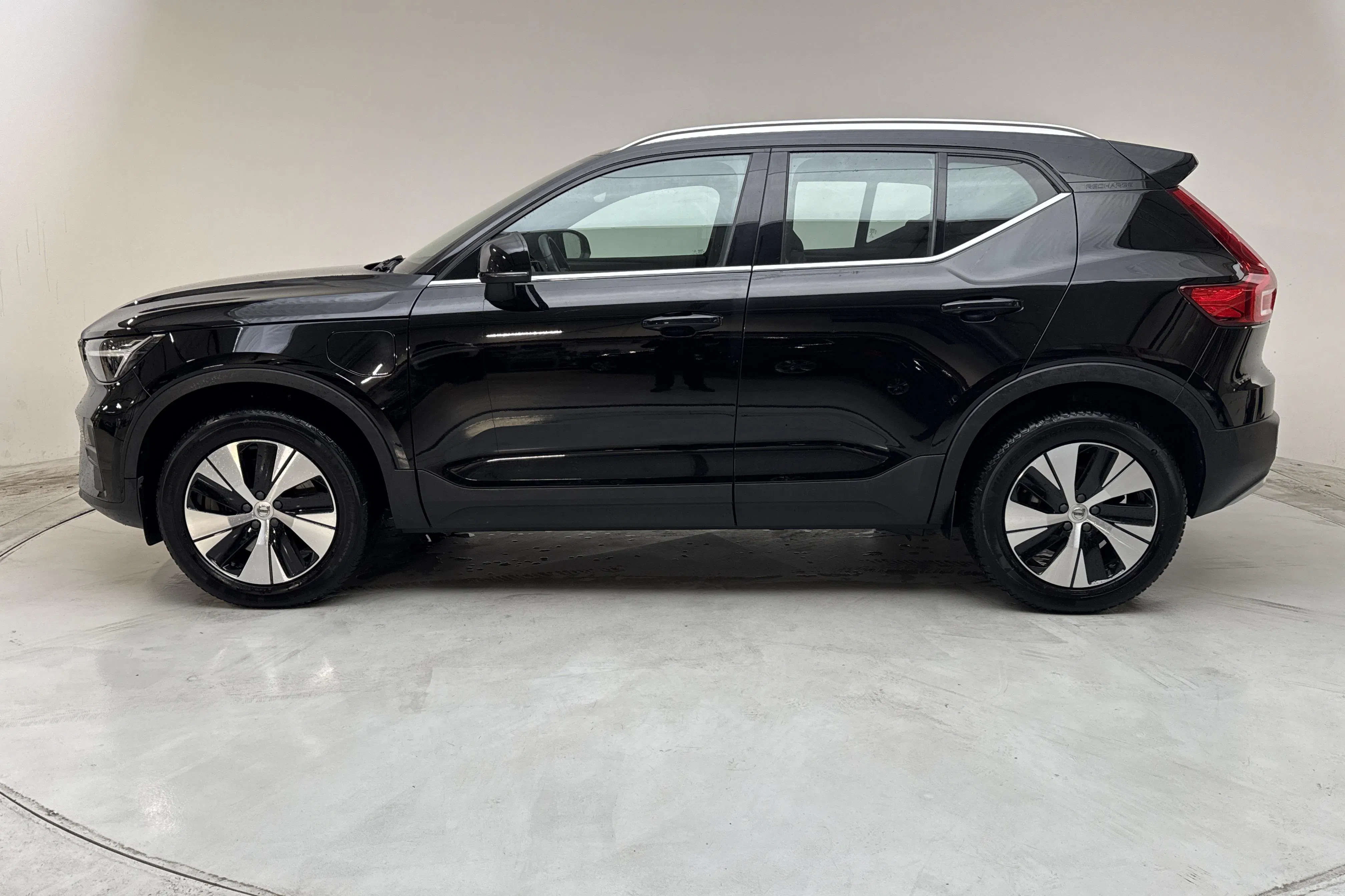Presentationsfoto 2 av 17: Volvo XC40 T4 2WD Twin Engine (211hk) - 7 241 mil - Automat - svart - 2023
